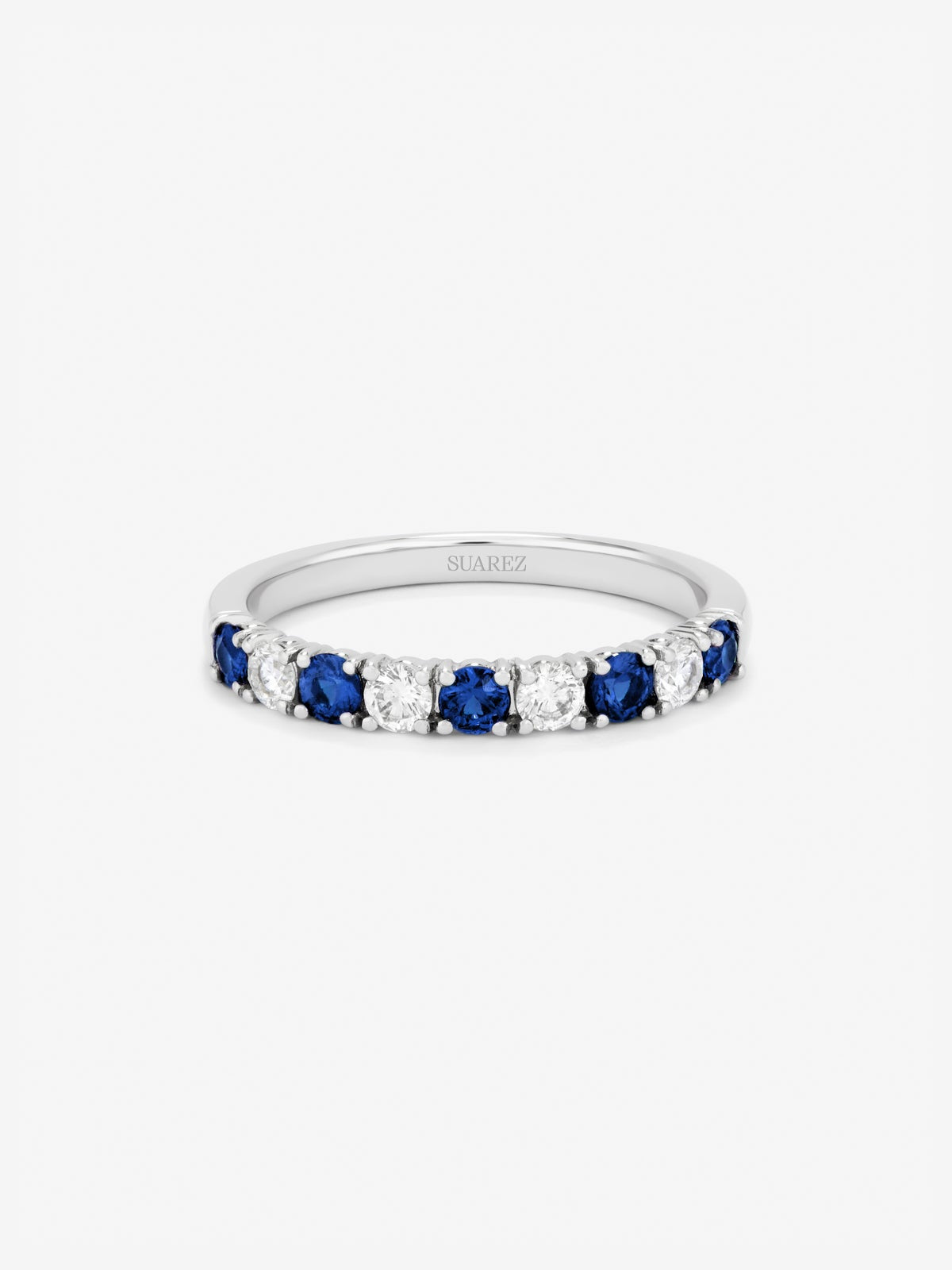 Media alianza de oro blanco de 18K con 5 zafiros azules en talla brillante con un total de 0,37 cts y 4 diamantes en talla brillante con un total de 0,28 cts