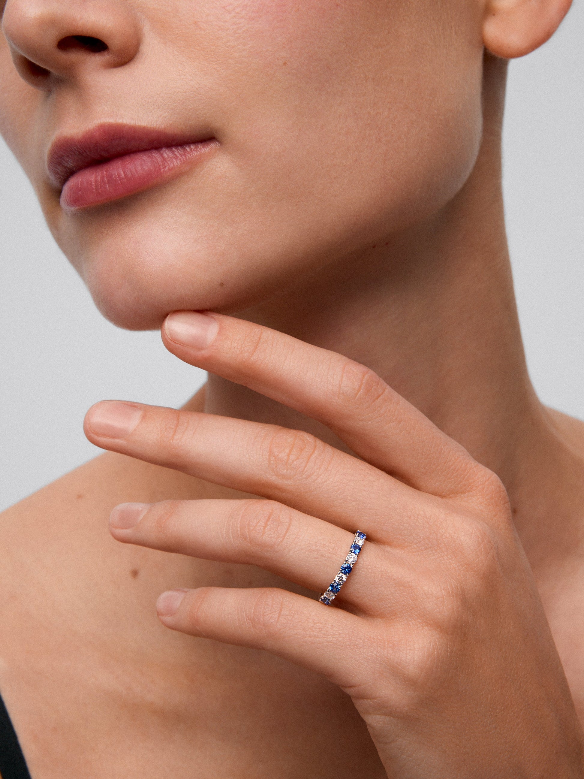 Media alianza de oro blanco de 18K con 5 zafiros azules en talla brillante con un total de 0,4 cts y 4 diamantes en talla brillante con un total de 0,27 cts
