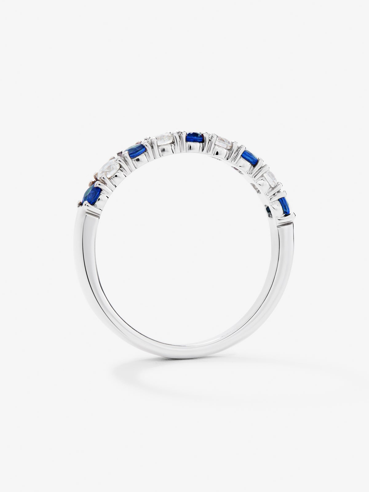 Media alianza de oro blanco de 18K con 5 zafiros azules en talla brillante con un total de 0,37 cts y 4 diamantes en talla brillante con un total de 0,28 cts