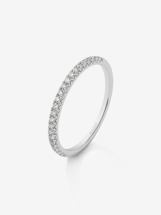 Media alianza de oro blanco de 18K con pavé de diamantes en talla brillante con un total de 0,15 cts