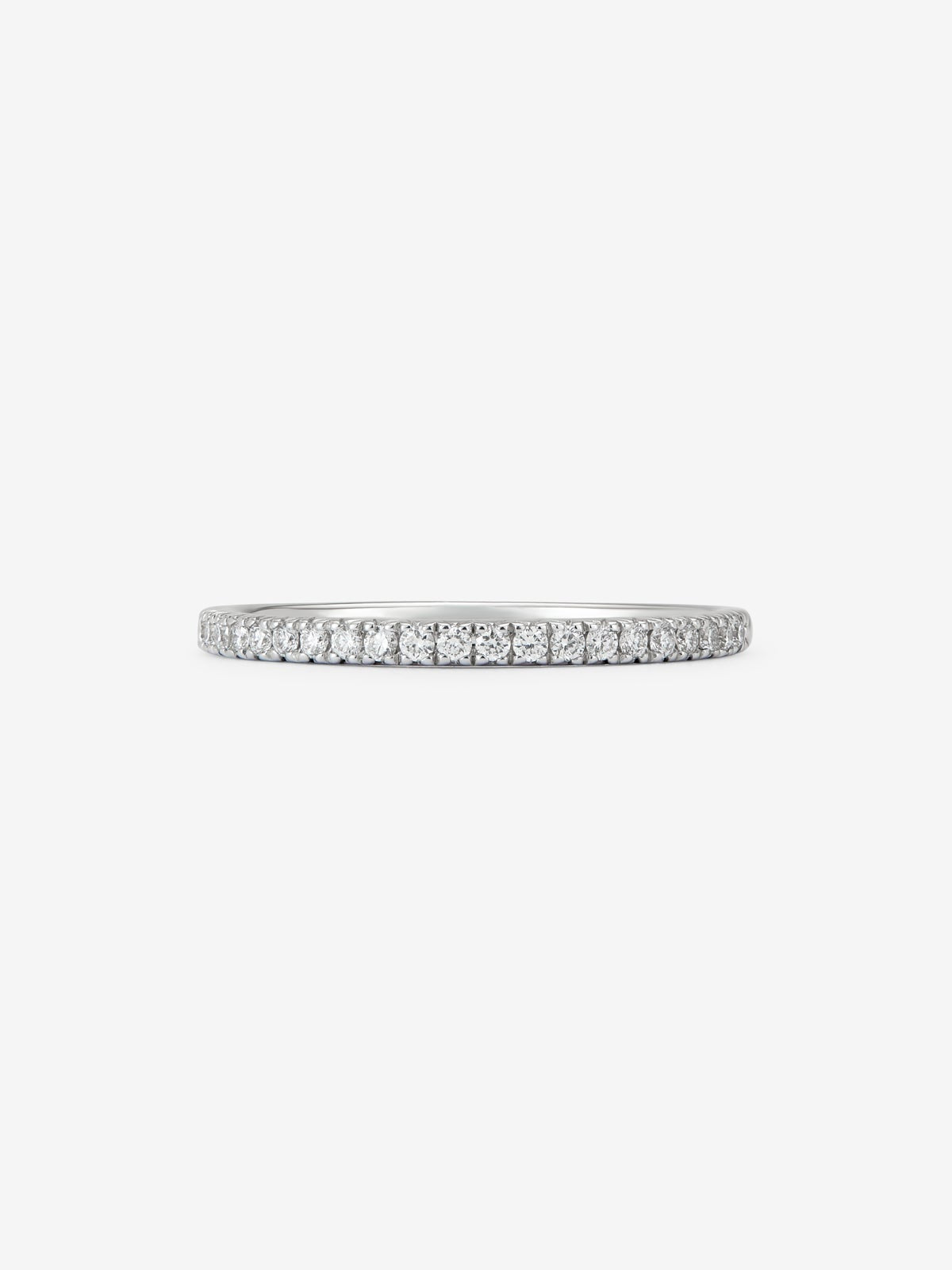 Media alianza de oro blanco de 18K con pavé de diamantes en talla brillante con un total de 0,15 cts