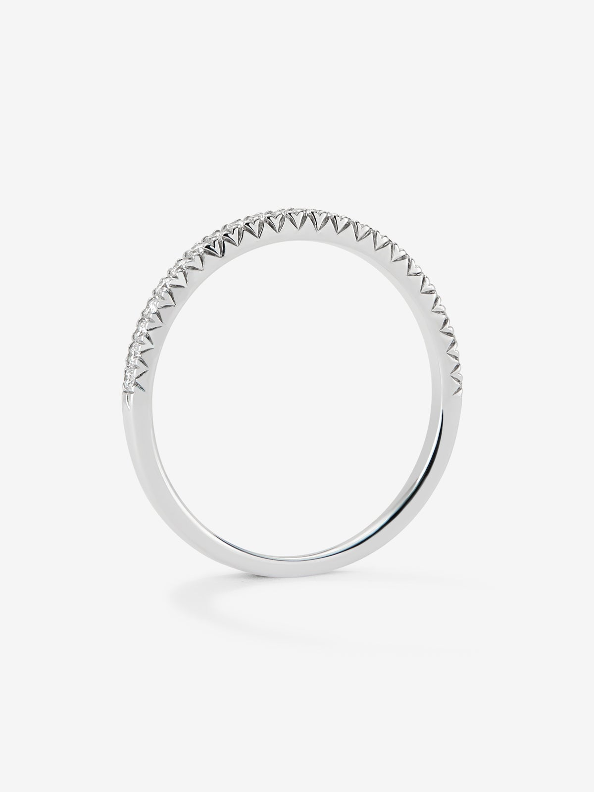 Media alianza de oro blanco de 18K con pavé de diamantes en talla brillante con un total de 0,15 cts