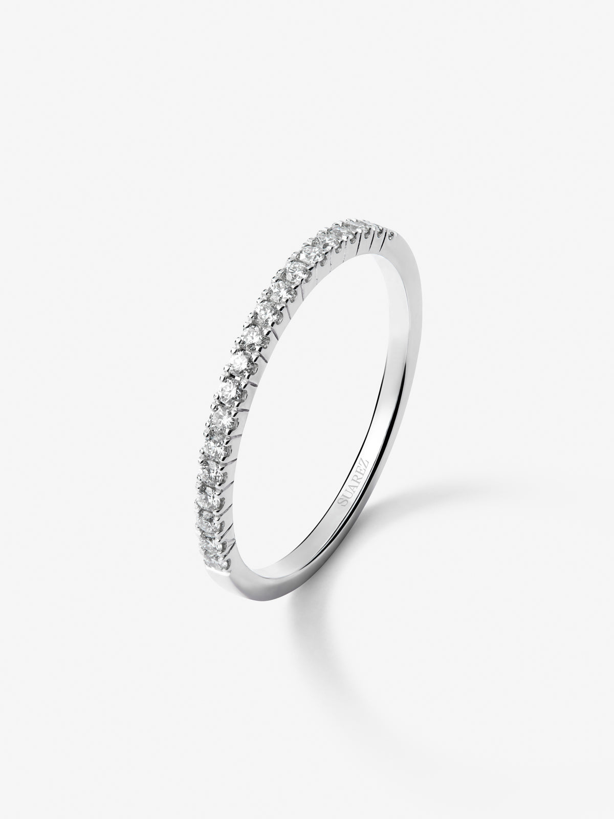 Half ring in 18K white gold with 19 brilliant-cut diamonds with a total of 0.15 cts