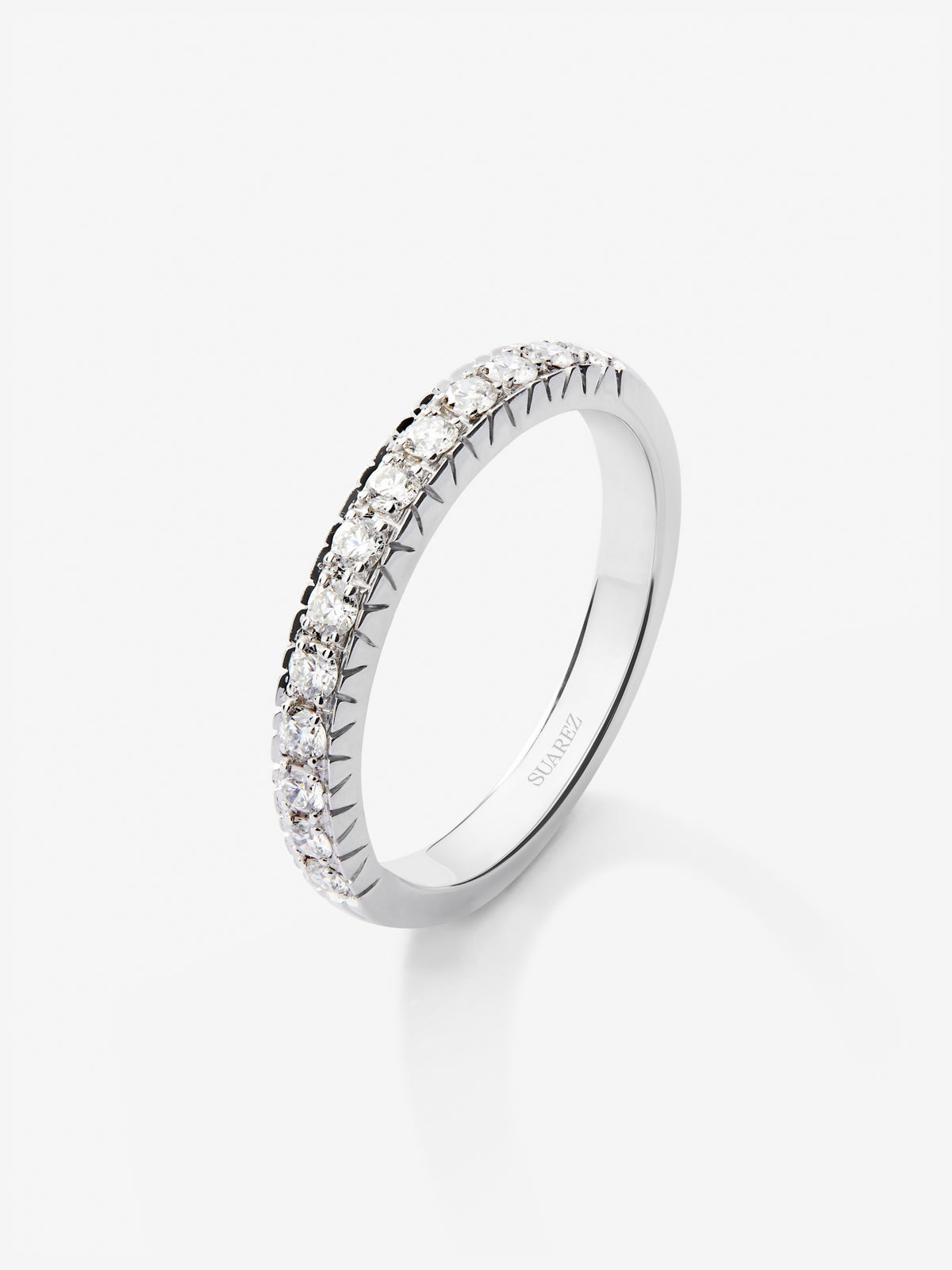 Media alianza de oro blanco de 18K con 13 diamantes en talla brillante con un total de 0,27 cts