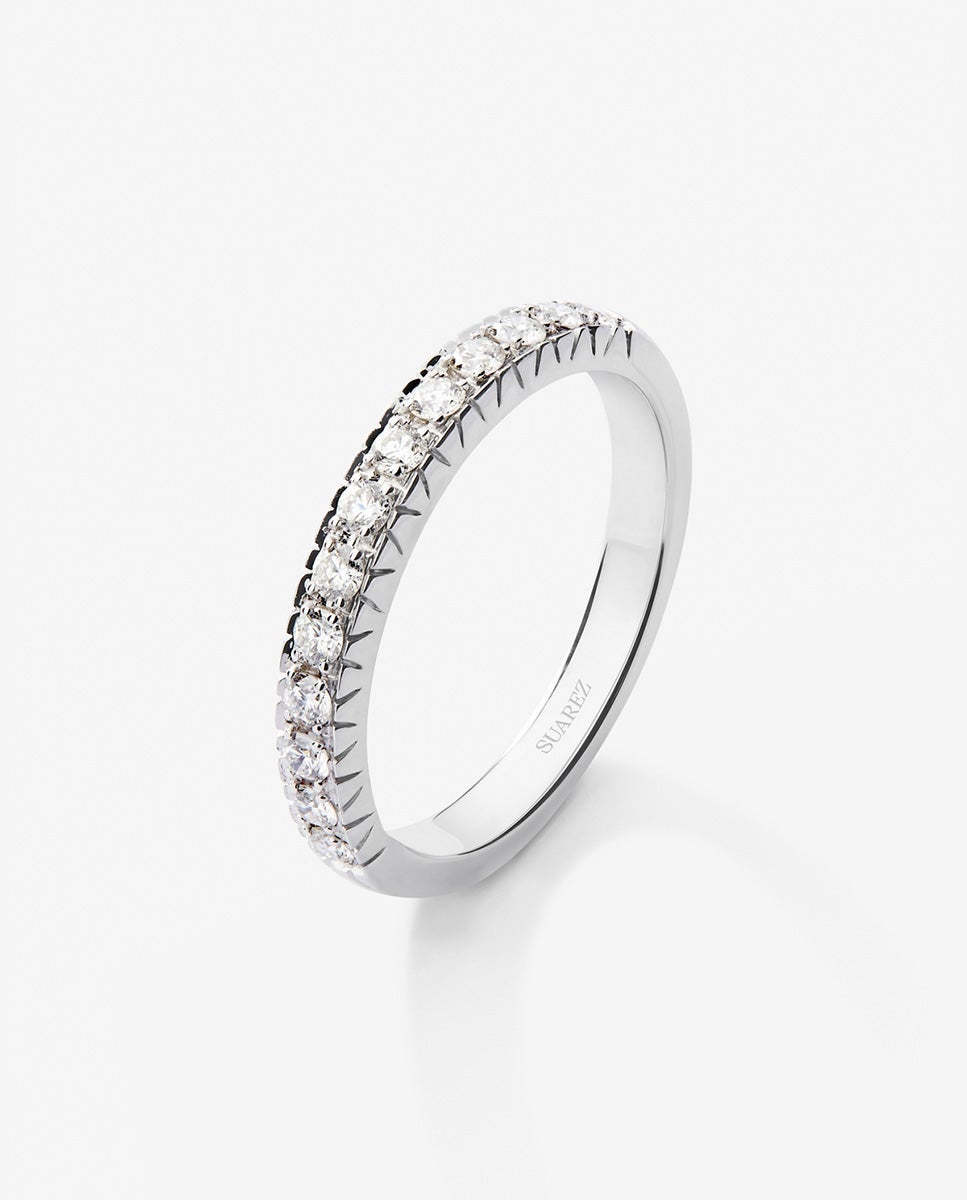 Media alianza de oro blanco de 18K con 13 diamantes en talla brillante con un total de 0,27 cts
