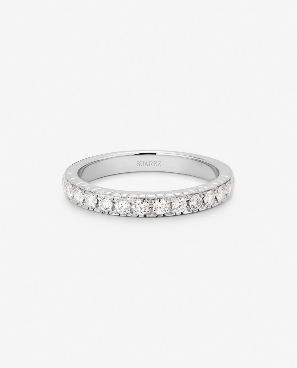 Media alianza de oro blanco de 18K con 13 diamantes en talla brillante con un total de 0,27 cts
