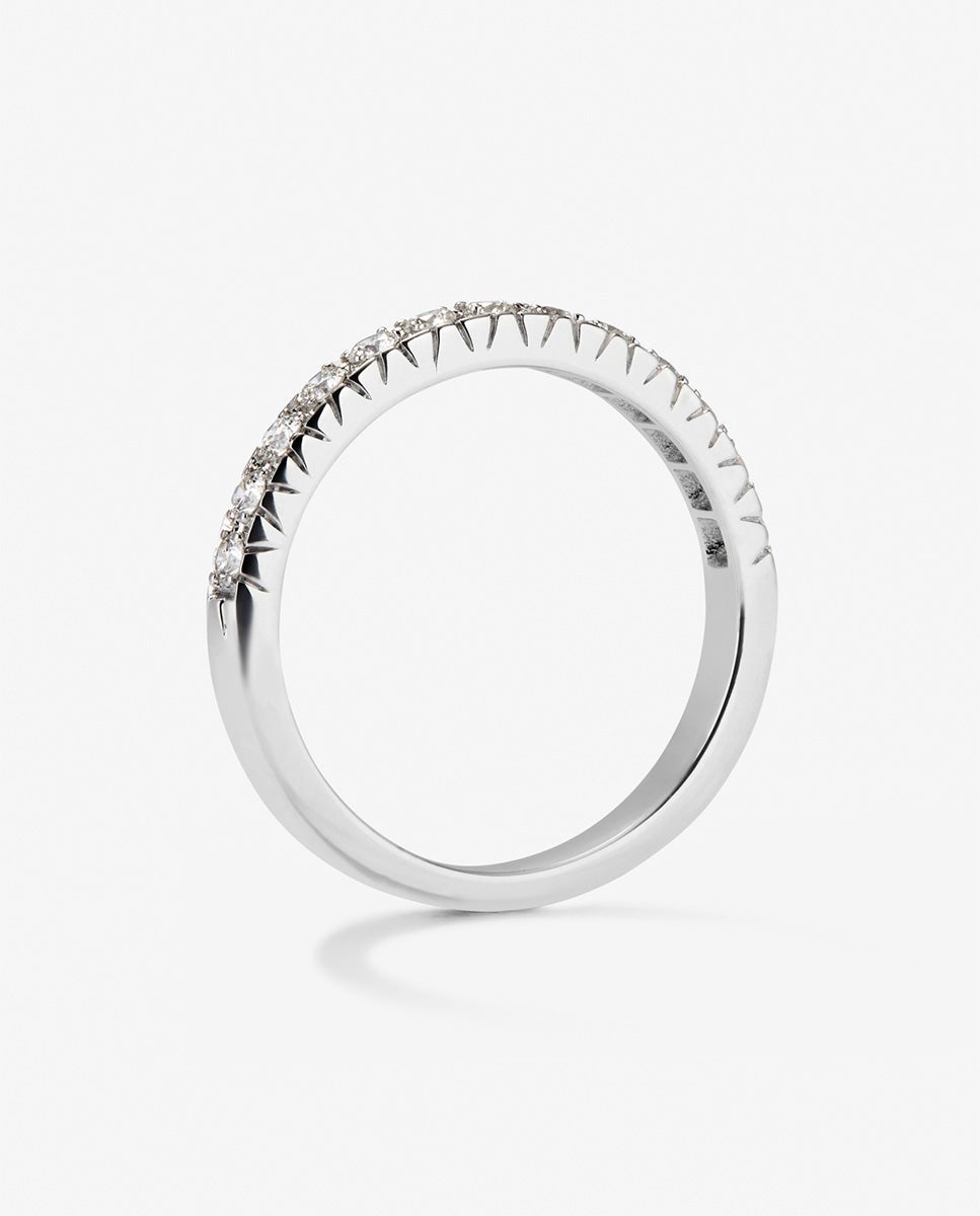 Media alianza de oro blanco de 18K con 13 diamantes en talla brillante con un total de 0,27 cts