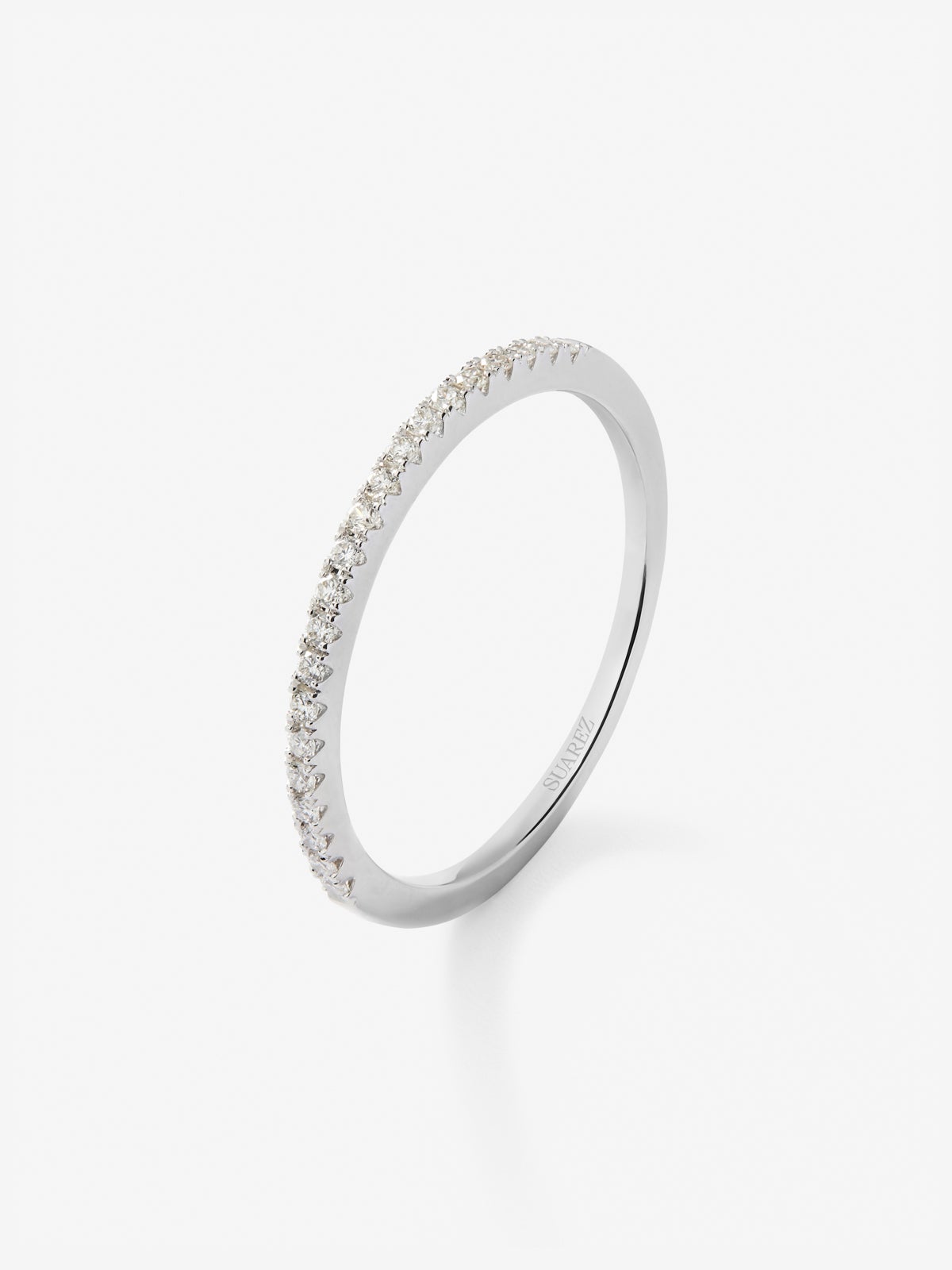 Alianza media de compromiso de oro blanco de 18K con diamantes