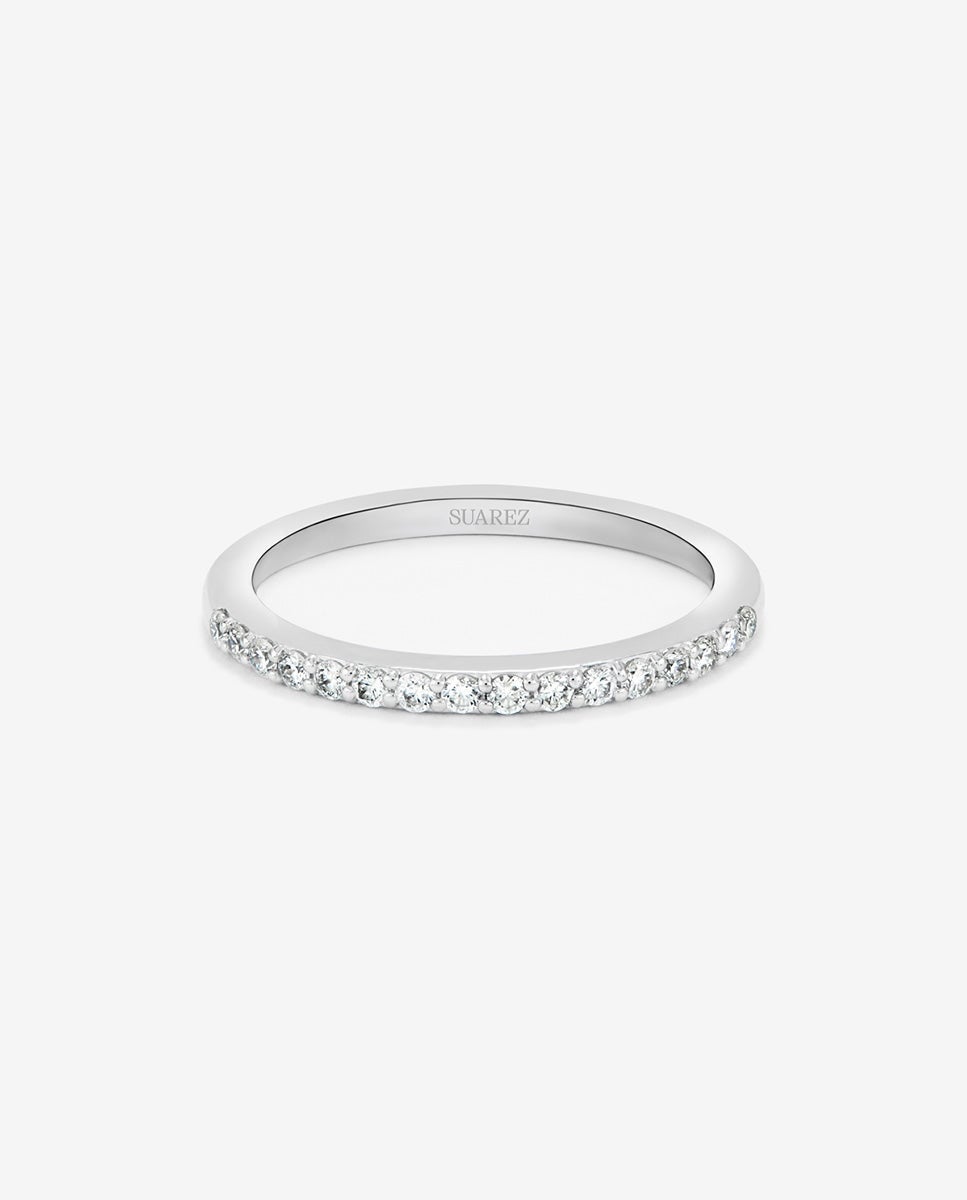 Media alianza de oro blanco de 18K con 16 diamantes en talla brillante con un total de 0,21 cts