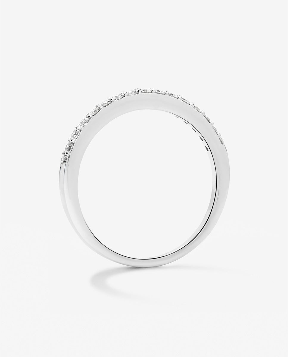 Media alianza de oro blanco de 18K con 16 diamantes en talla brillante con un total de 0,21 cts