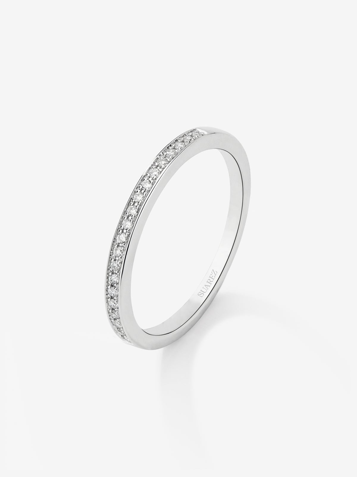 Media alianza de oro blanco de 18K con pavé de diamantes en talla brillante con un total de 0,08 cts