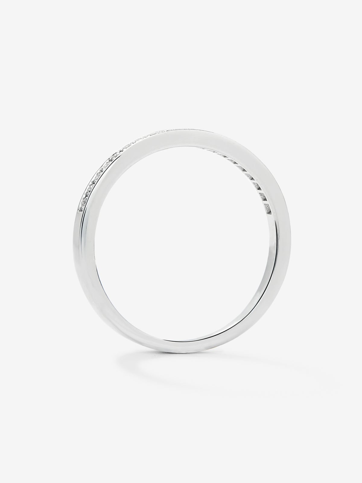 Media alianza de oro blanco de 18K con pavé de diamantes en talla brillante con un total de 0,08 cts