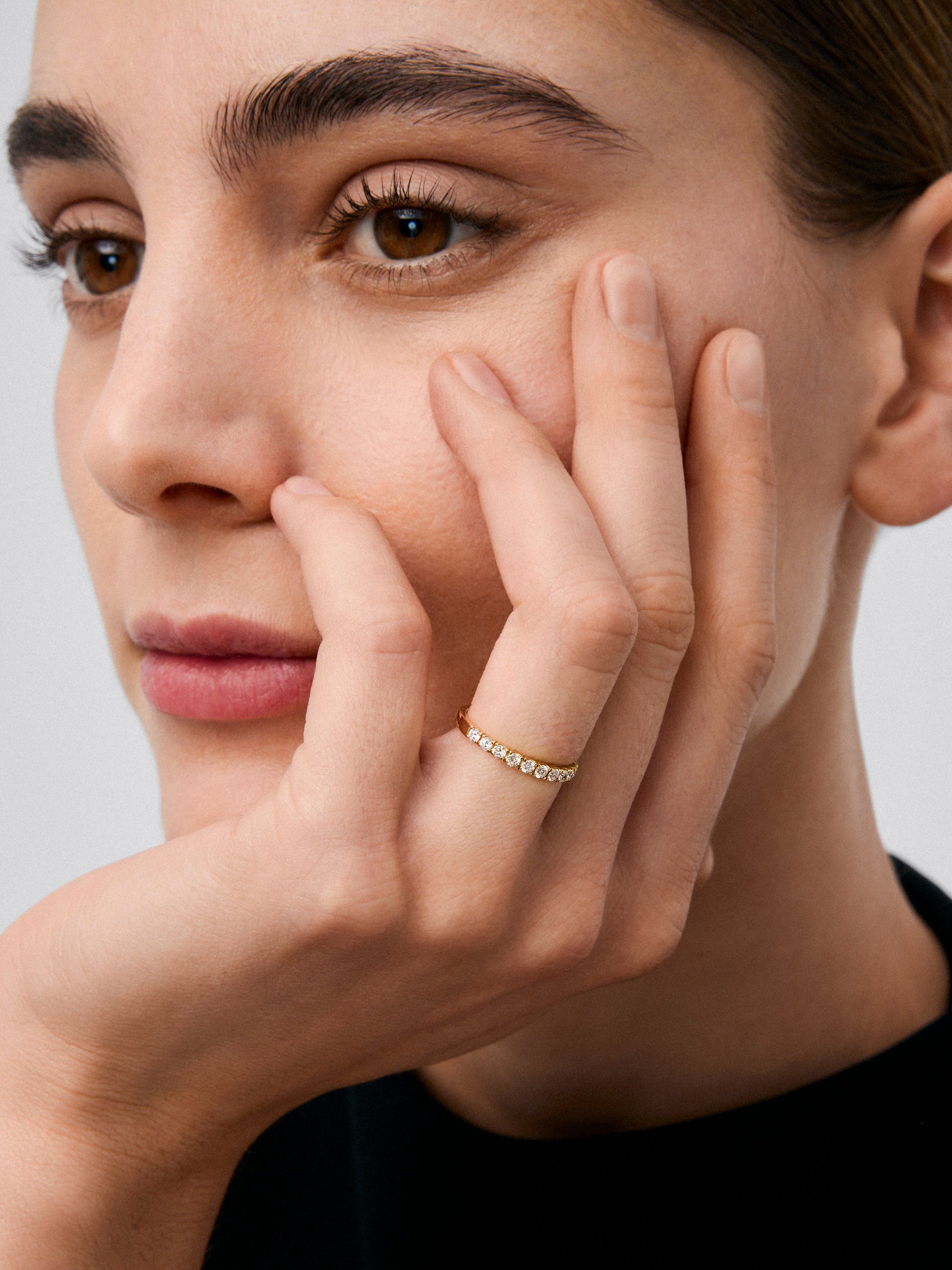 Media alianza de oro amarillo de 18K con diamantes en talla brillante