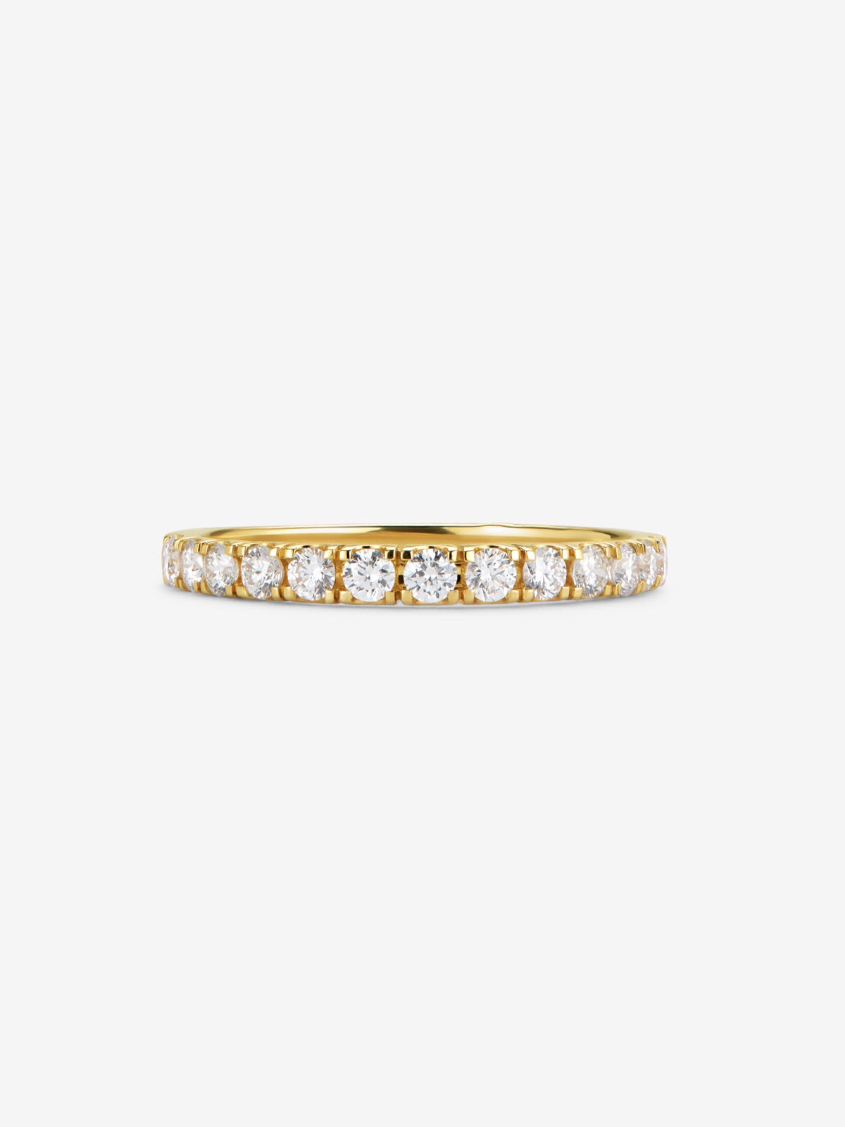 Media alianza de oro amarillo de 18K con diamantes en talla brillante