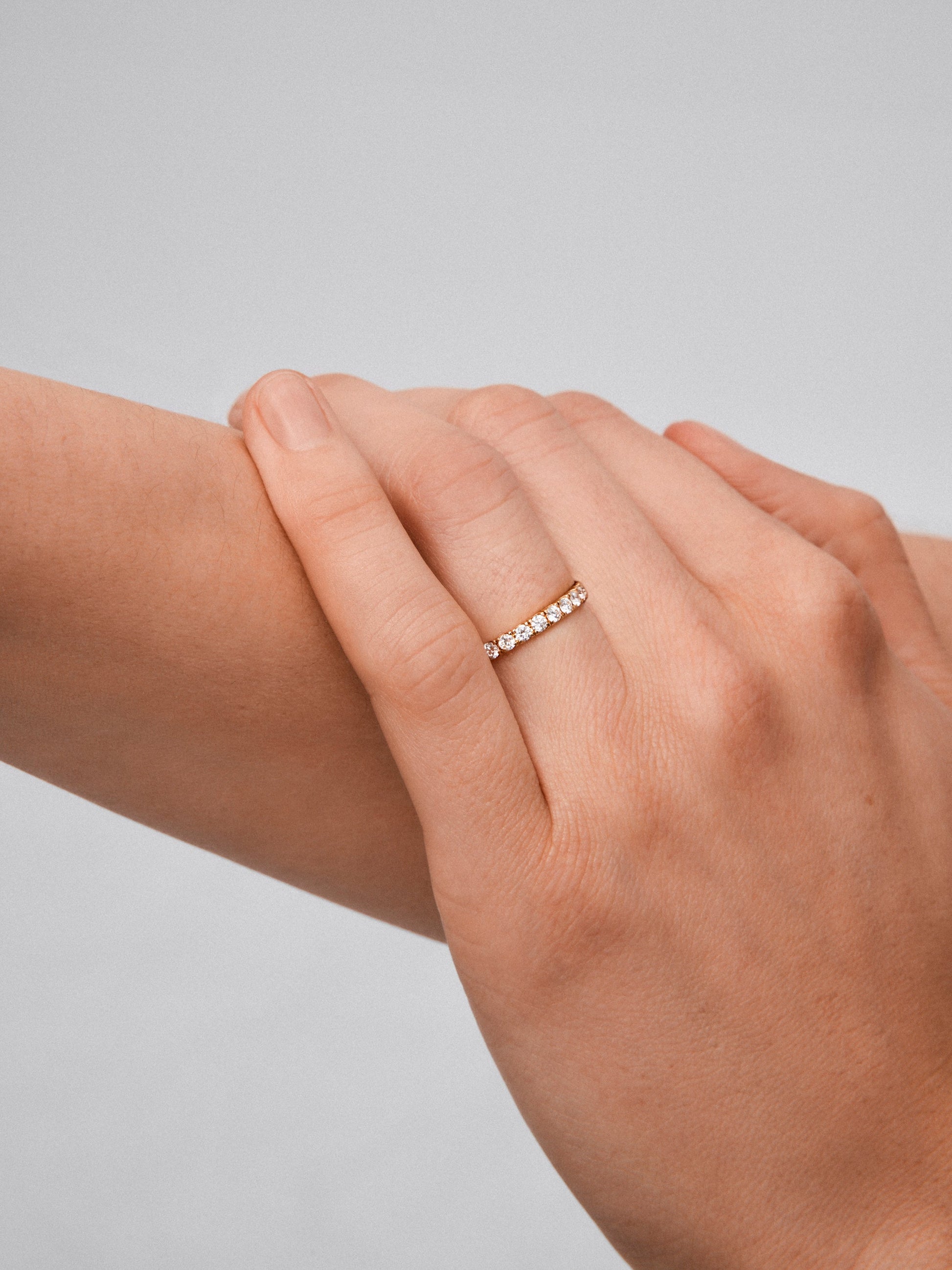 Media alianza de oro amarillo de 18K con diamantes en talla brillante