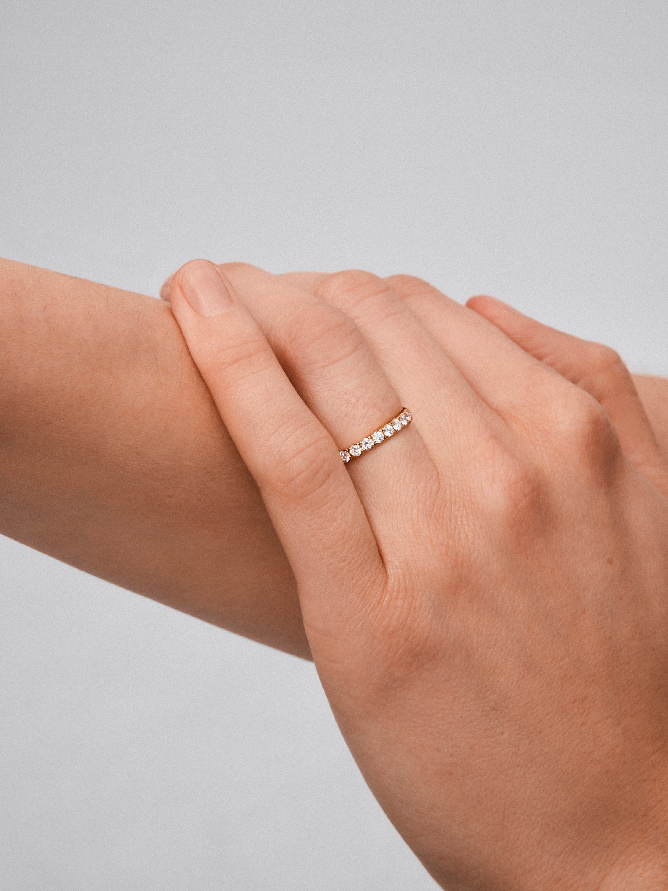 Media alianza de oro amarillo de 18K con diamantes en talla brillante