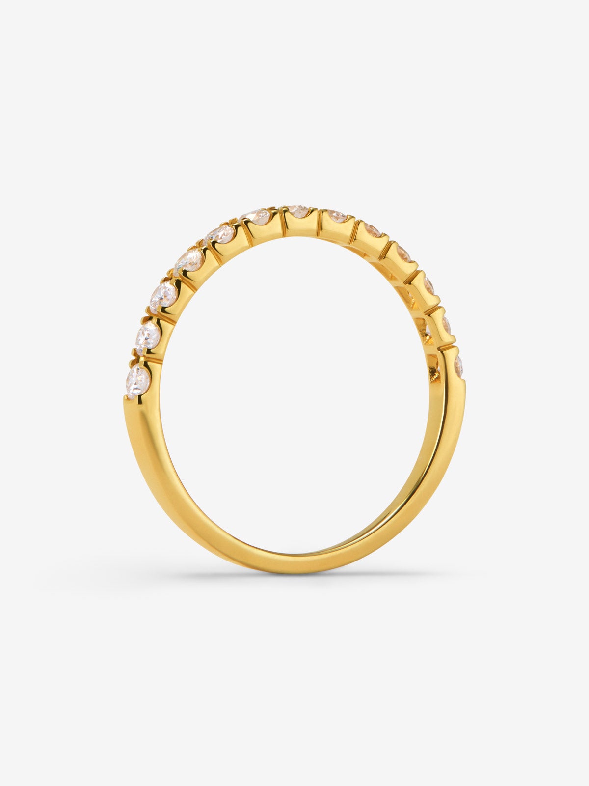 Media alianza de oro amarillo de 18K con diamantes en talla brillante