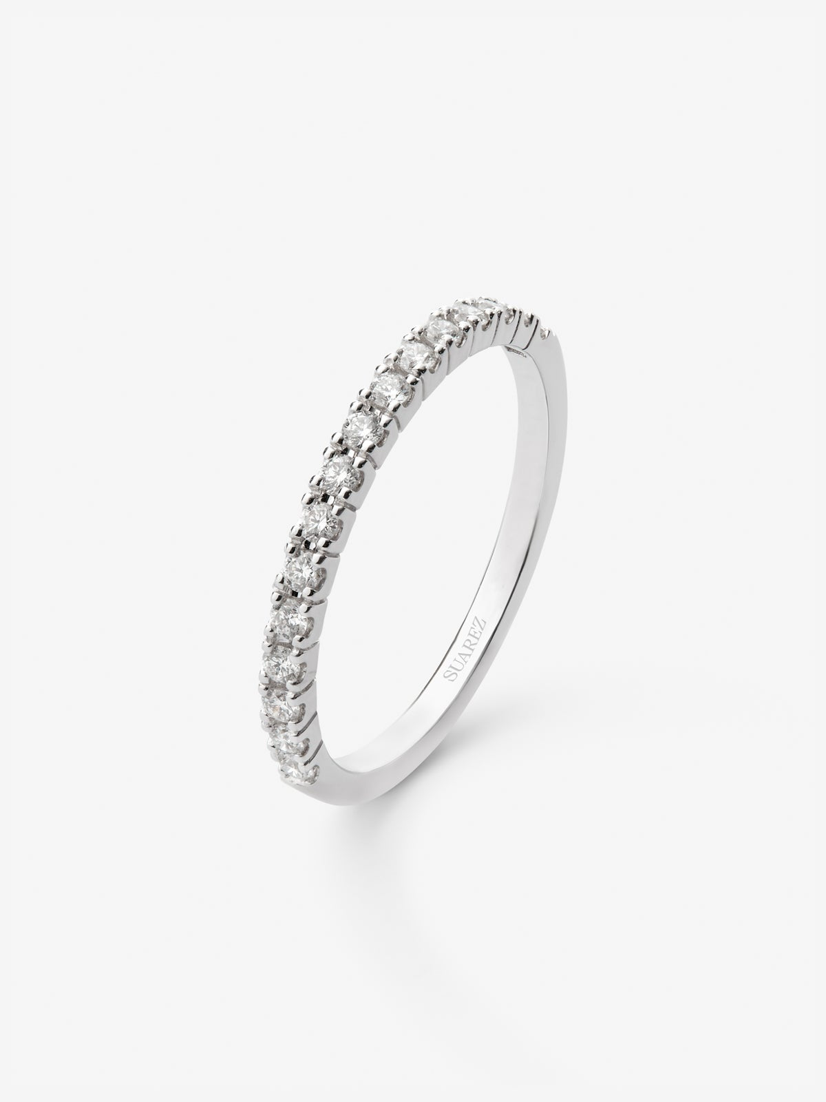 Media alianza de oro blanco de 18K con diamantes en talla brillante