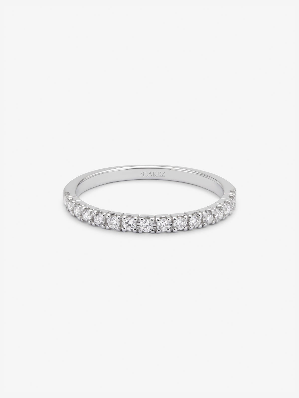 Media alianza de oro blanco de 18K con diamantes en talla brillante