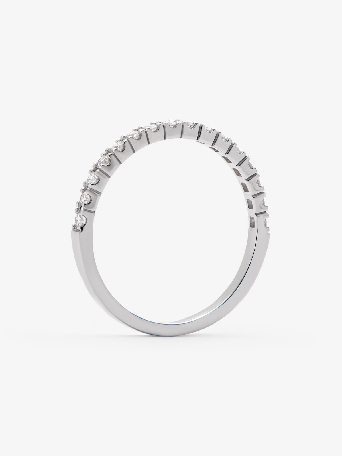 Media alianza de oro blanco de 18K con diamantes en talla brillante