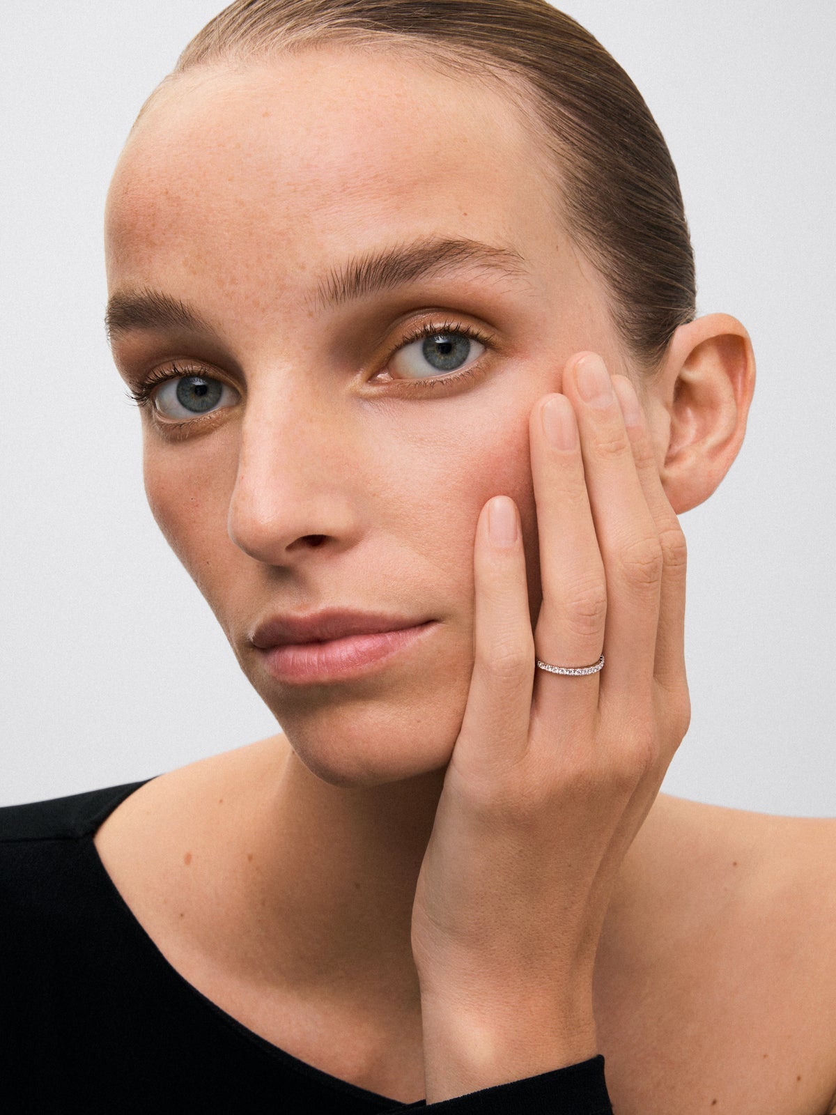 Media alianza de oro blanco de 18K con 13 diamantes en talla brillante con un total de 0,29 cts