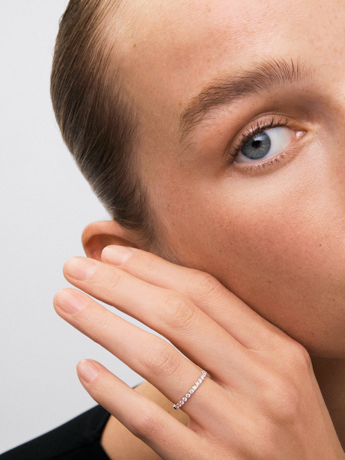 Media alianza de oro blanco de 18K con 13 diamantes en talla brillante con un total de 0,29 cts