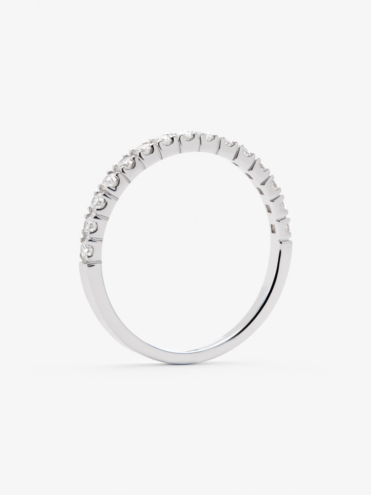 Media alianza de oro blanco de 18K con 13 diamantes en talla brillante con un total de 0,29 cts