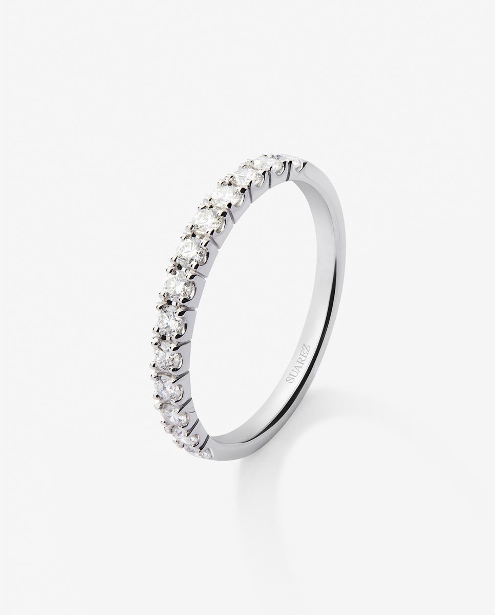 Media alianza de oro blanco de 18K con 13 diamantes en talla brillante con un total de 0,37 cts