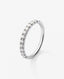 Media alianza de oro blanco de 18K con 13 diamantes en talla brillante con un total de 0,37 cts