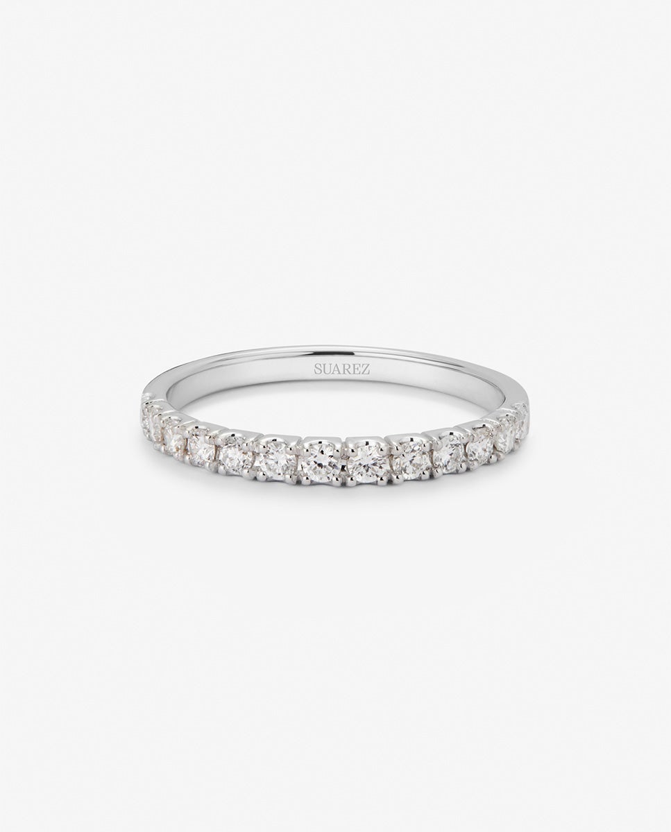 Media alianza de oro blanco de 18K con 13 diamantes en talla brillante con un total de 0,37 cts