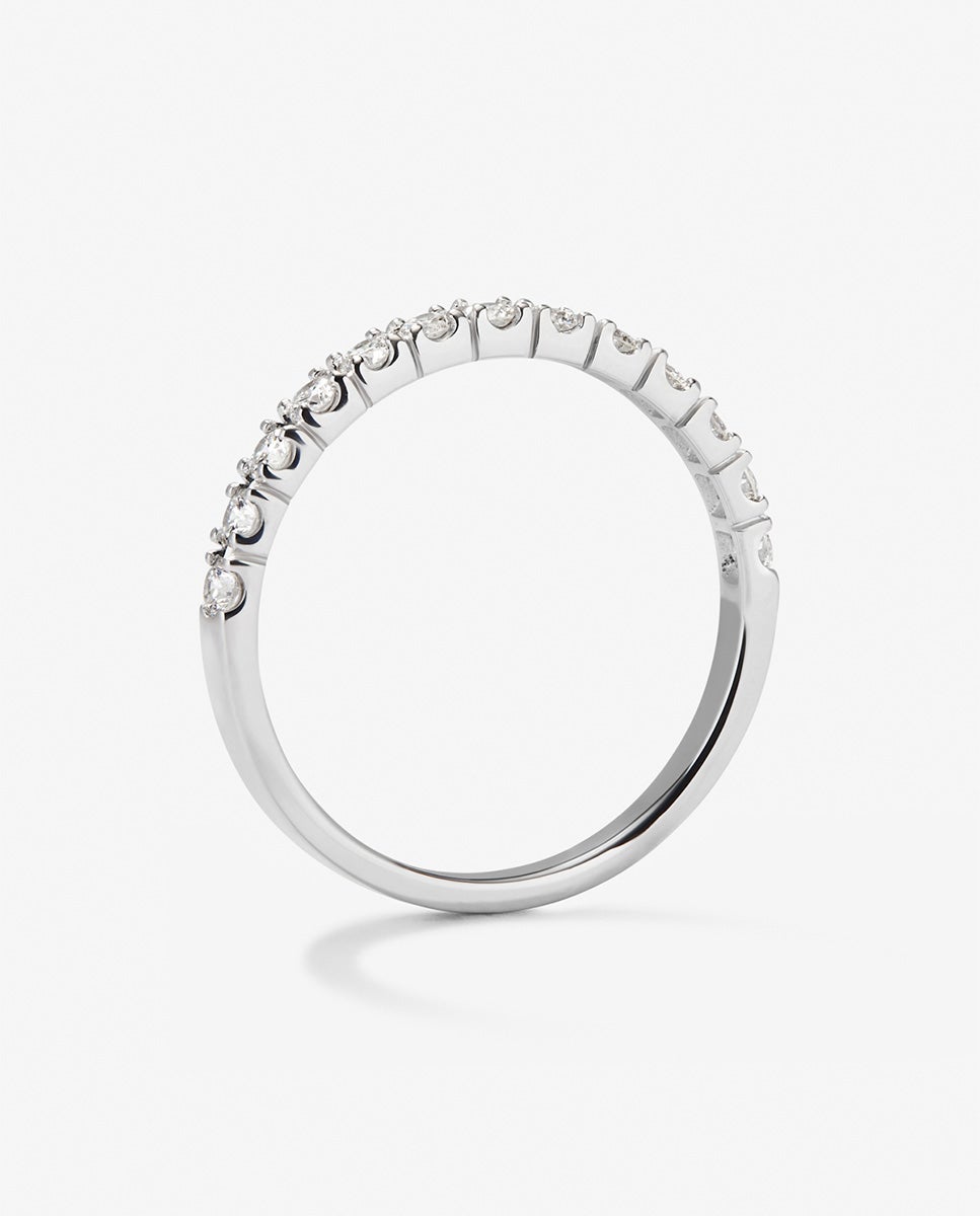 Media alianza de oro blanco de 18K con 13 diamantes en talla brillante con un total de 0,37 cts