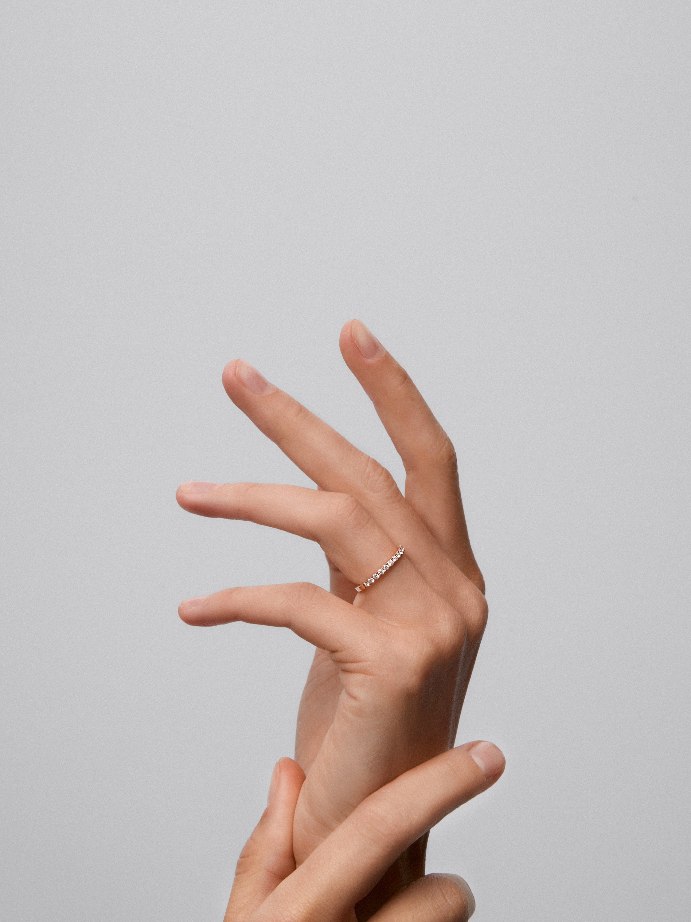 Media alianza de oro rosa de 18K con diamantes en talla brillante