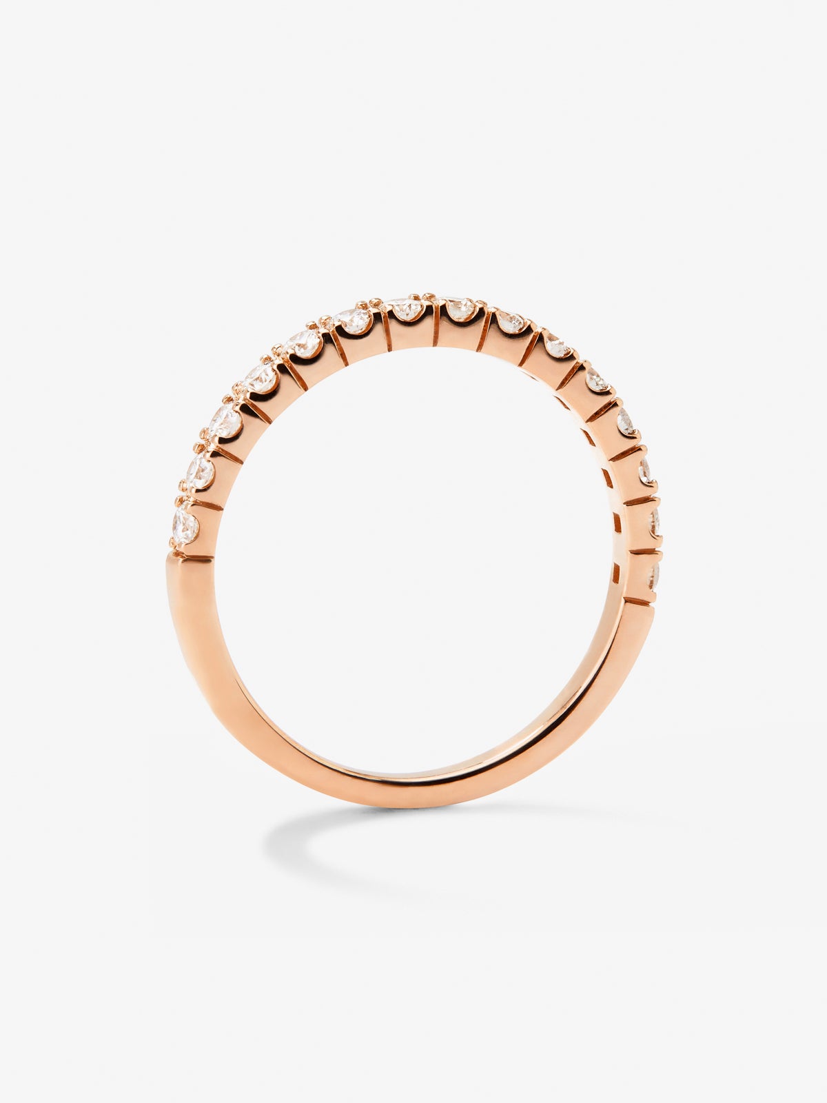 Media alianza de oro rosa de 18K con diamantes en talla brillante