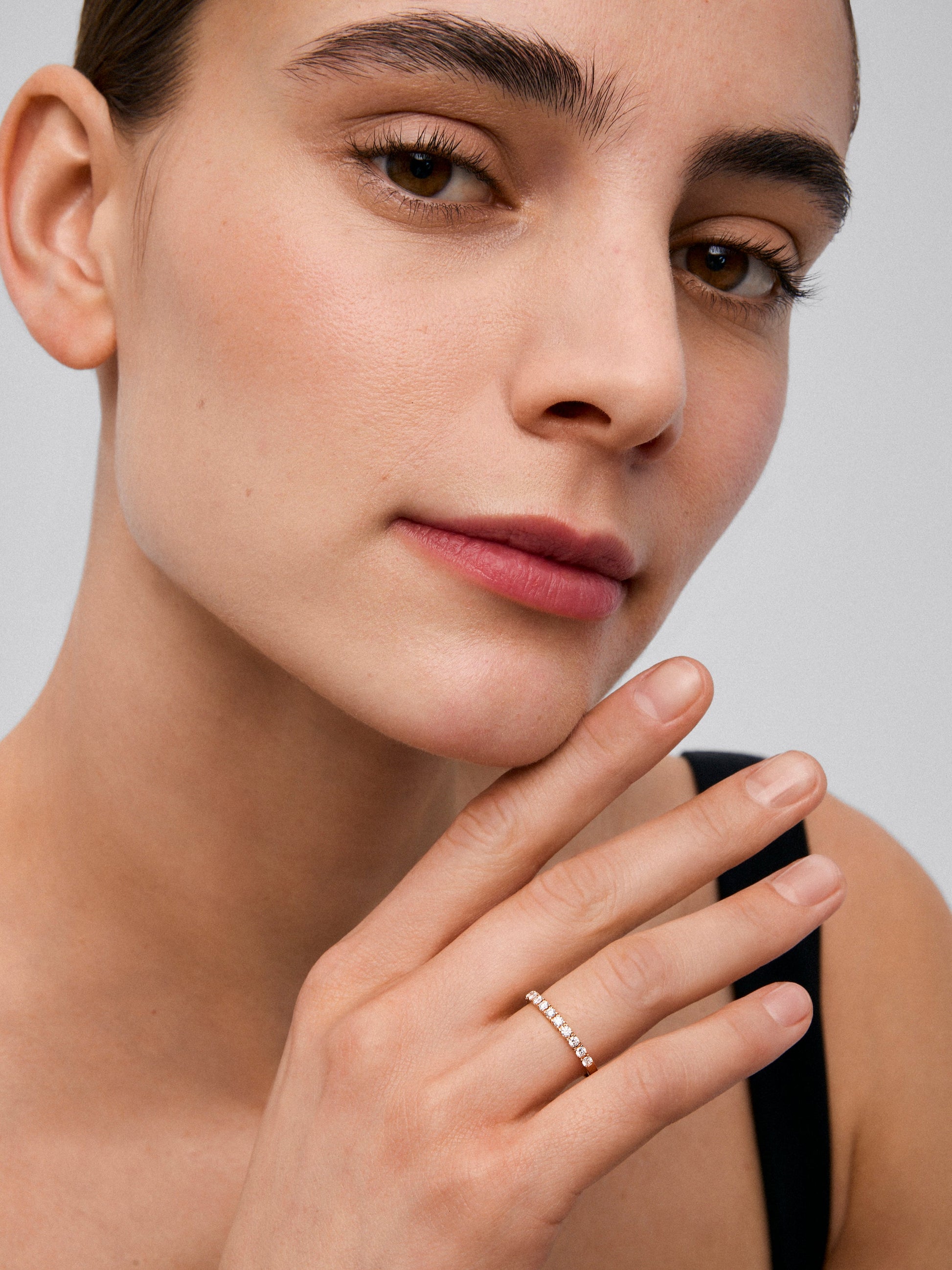 Anillo de oro rosa de 18K con 13 diamantes en talla brillante con un total de 0,37 cts