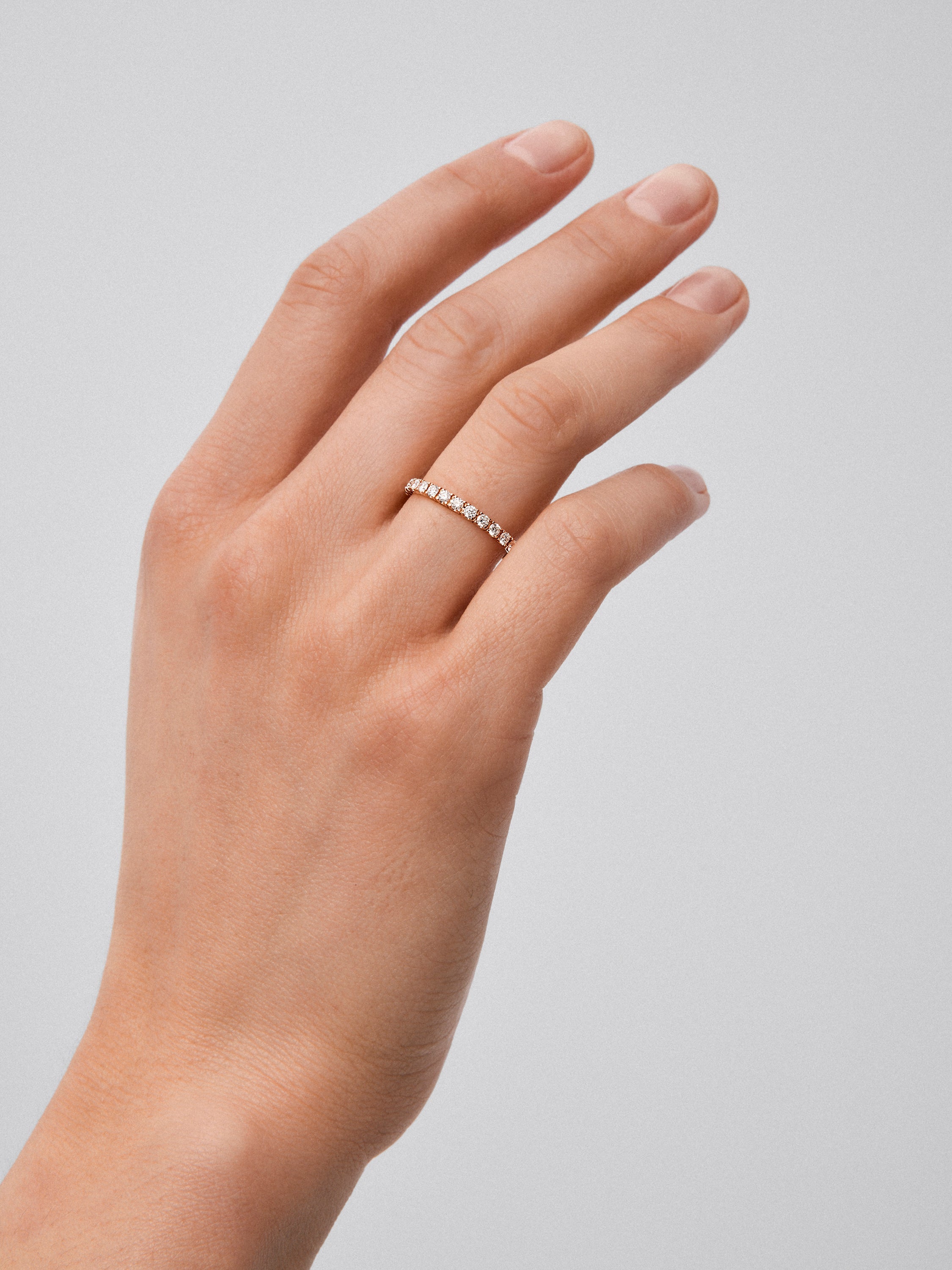 Anillo de oro rosa de 18K con 13 diamantes en talla brillante con un total de 0,37 cts