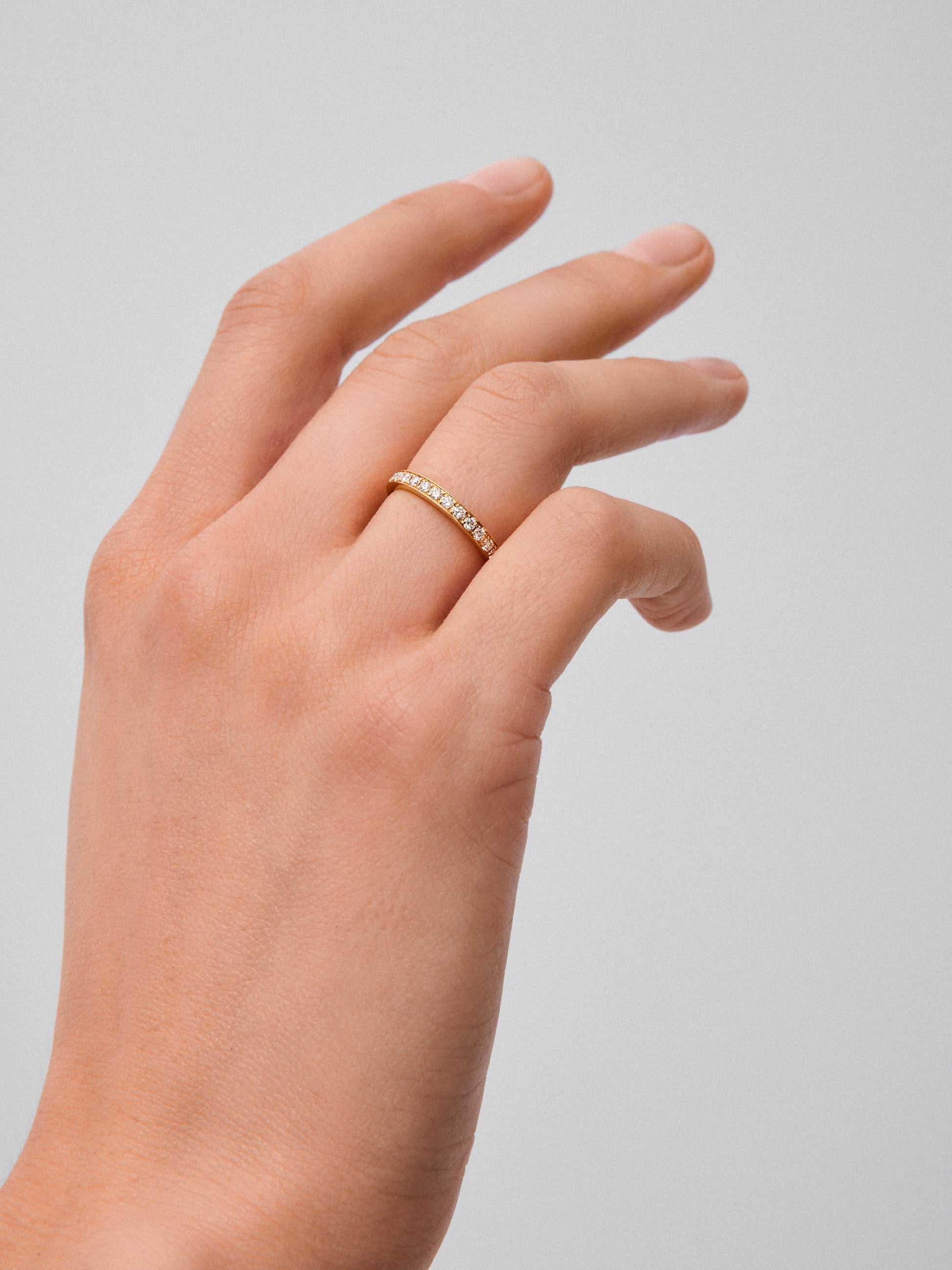 Media alianza de oro amarillo de 18K con 16 diamantes en talla brillante con un total de 0,3 cts