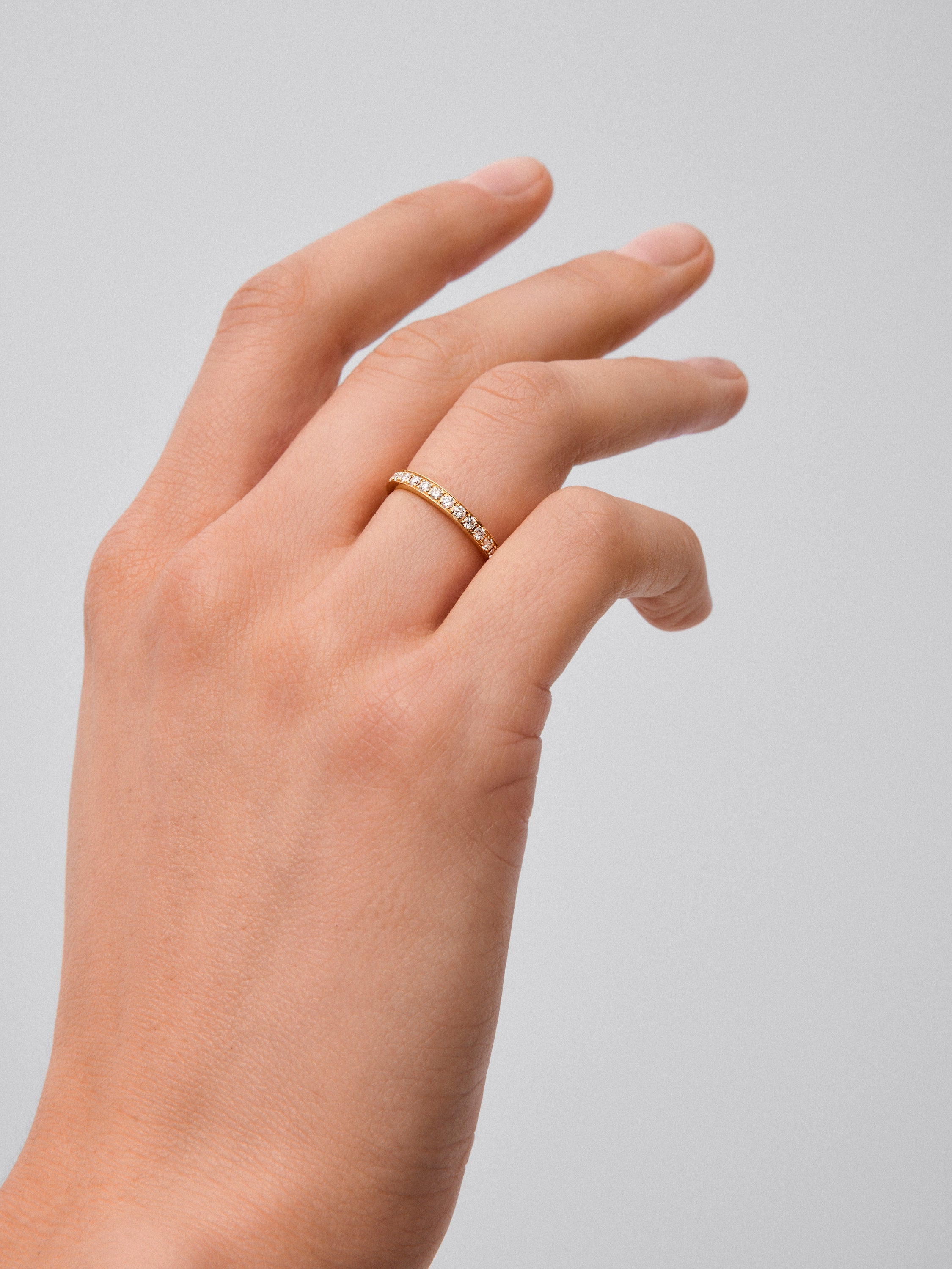 Media alianza de oro amarillo de 18K con 16 diamantes en talla brillante con un total de 0,3 cts