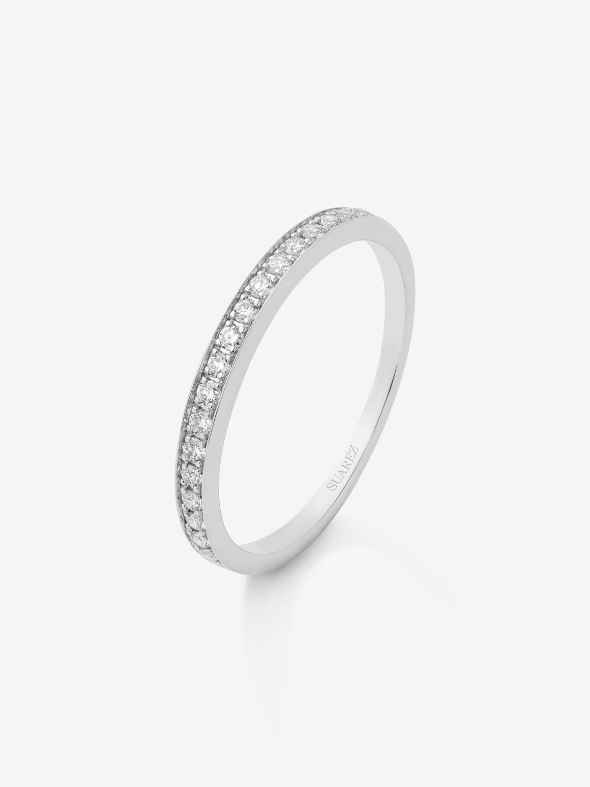 Media alianza de oro blanco de 18K con 18 diamantes en talla brillante con un total de 0,18 cts