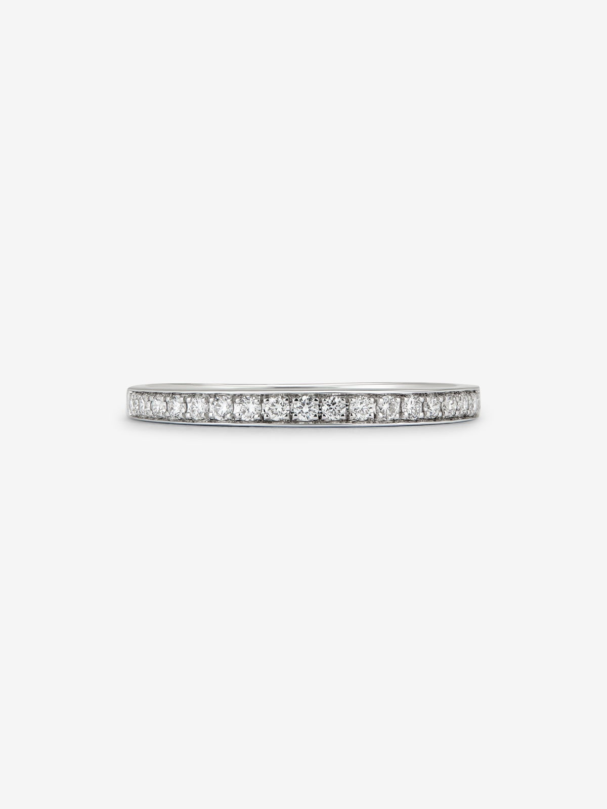 Media alianza de oro blanco de 18K con 18 diamantes en talla brillante con un total de 0,18 cts