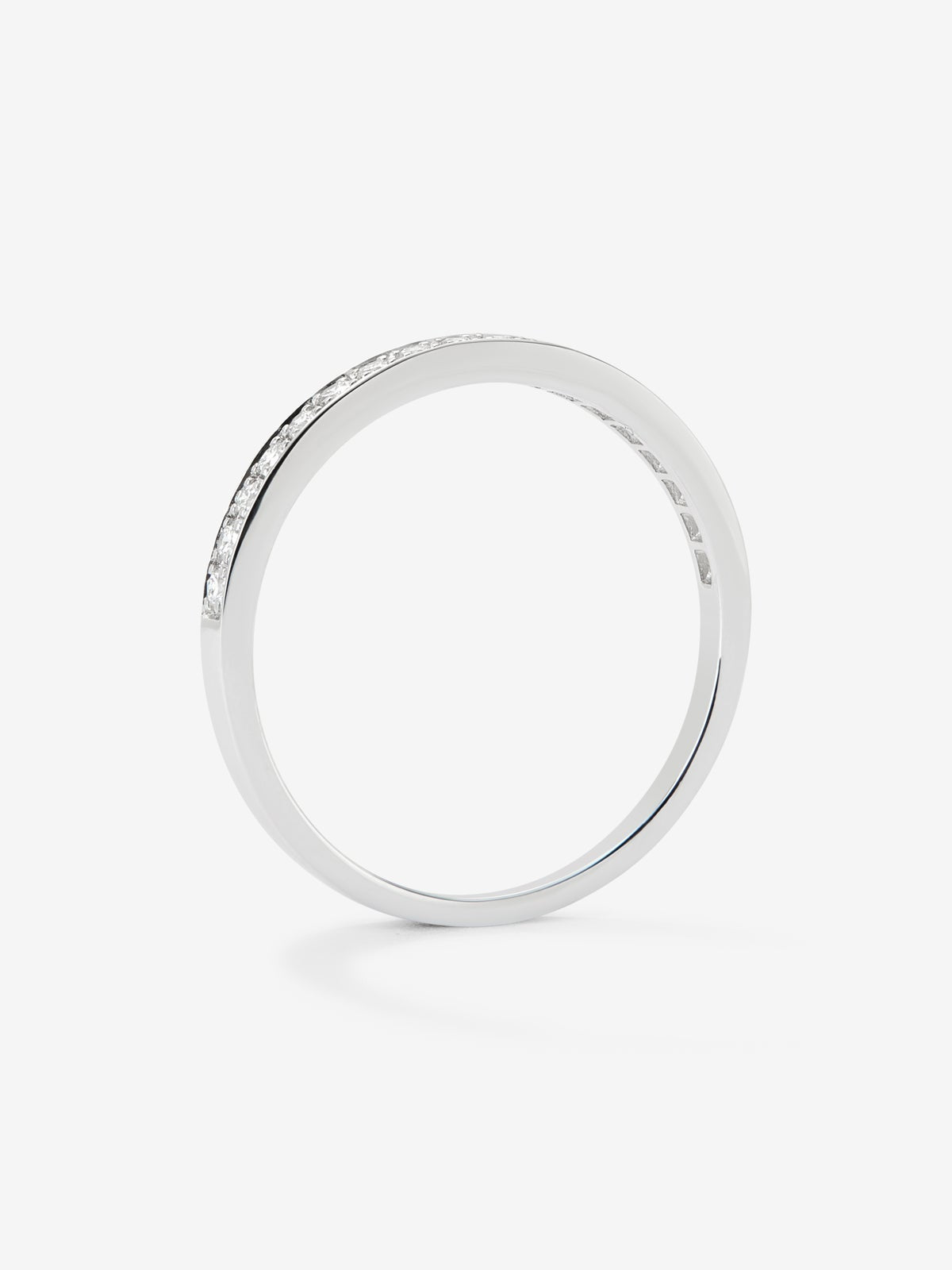 Media alianza de oro blanco de 18K con 18 diamantes en talla brillante con un total de 0,18 cts