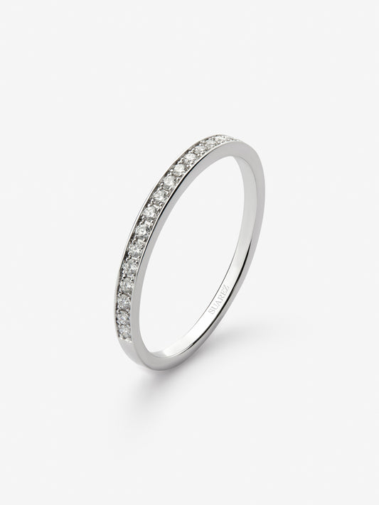 Media alianza de oro blanco de 18K con 18 diamantes en talla brillante con un total de 0,23cts