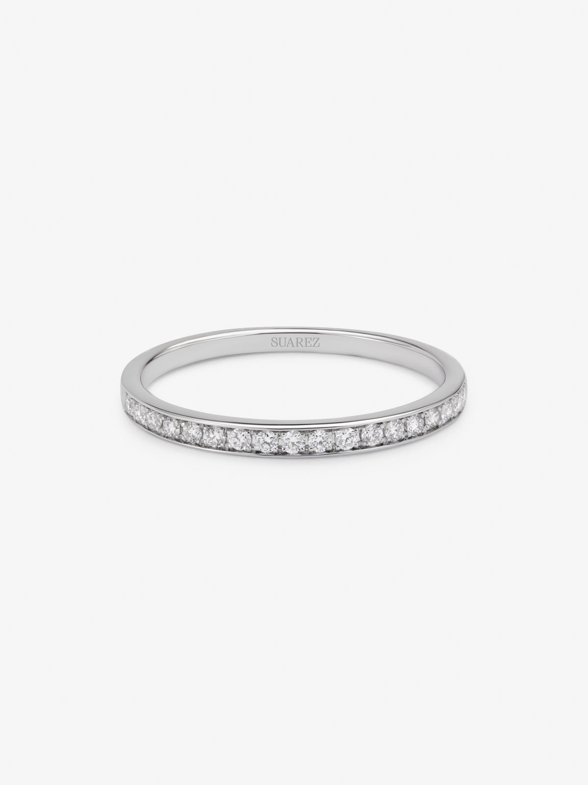 Media alianza de oro blanco de 18K con 18 diamantes en talla brillante con un total de 0,23cts