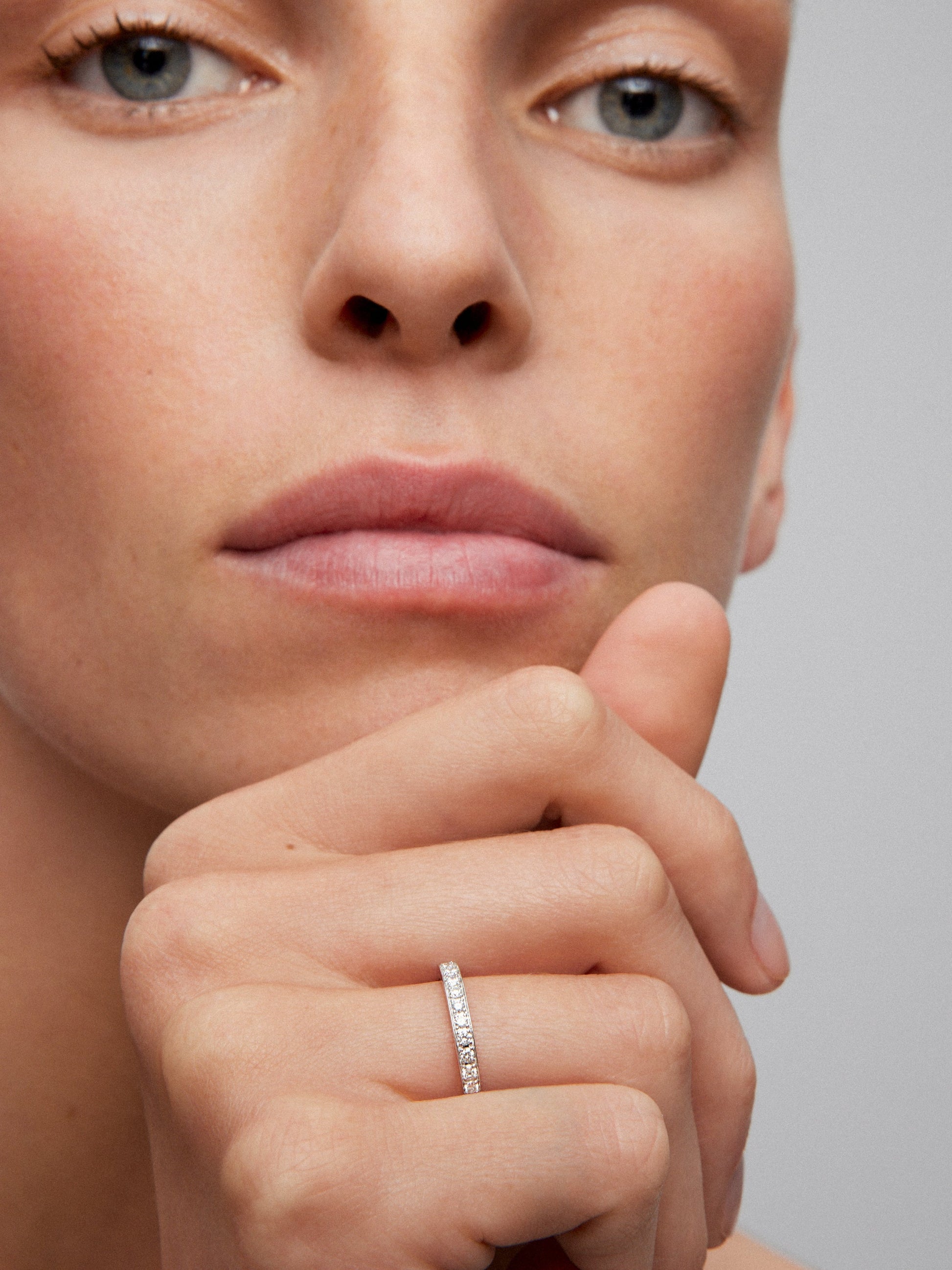 Media alianza de oro blanco de 18k con pavé de diamantes en talla brillante con un total de 0,28 cts