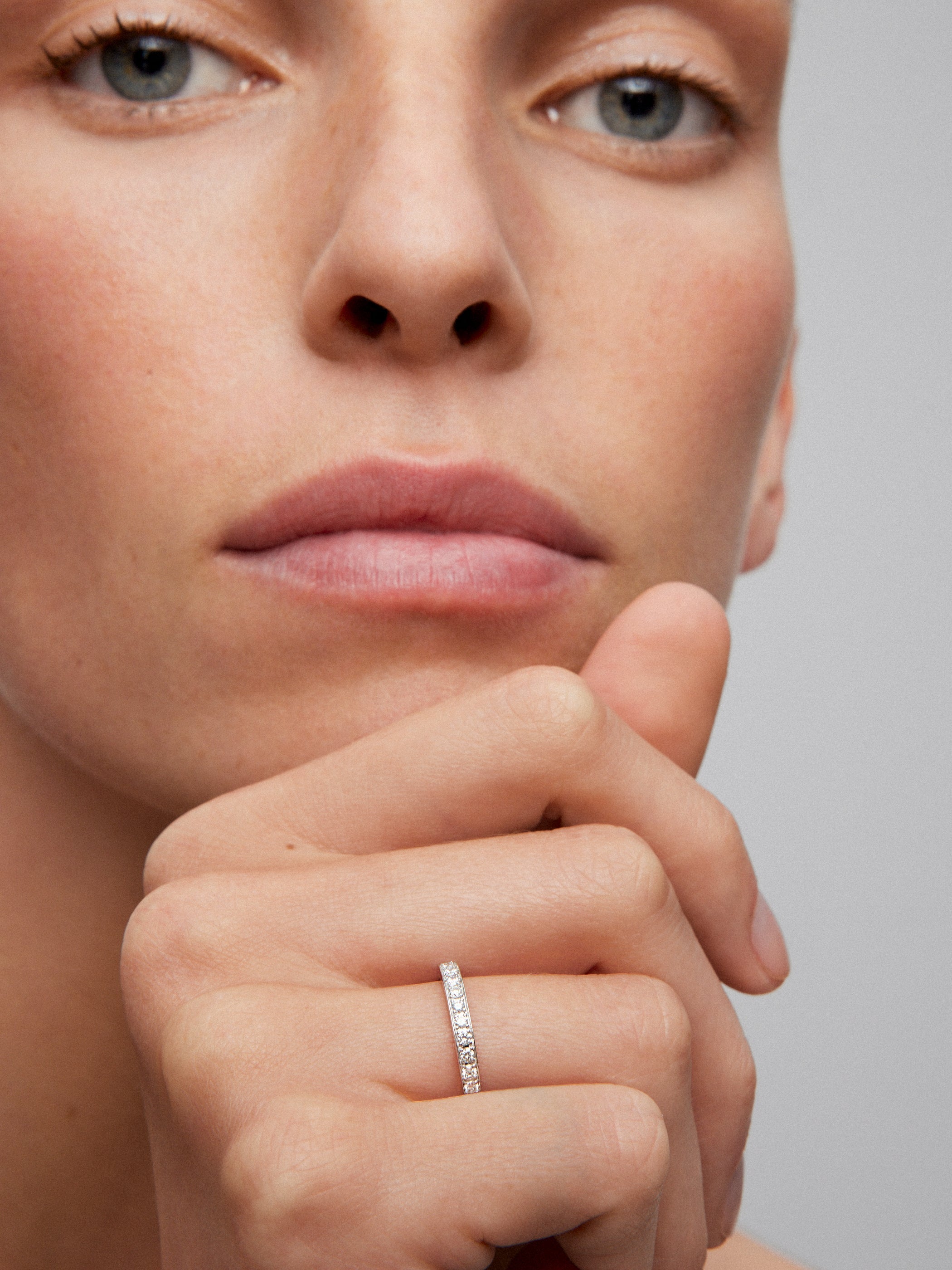 Media alianza de oro blanco de 18k con pavé de diamantes en talla brillante con un total de 0,28 cts