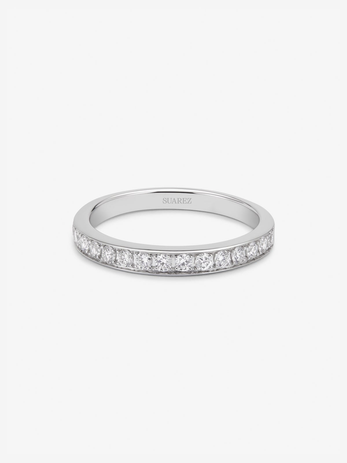 Media alianza de oro blanco de 18k con pavé de diamantes en talla brillante con un total de 0,28 cts