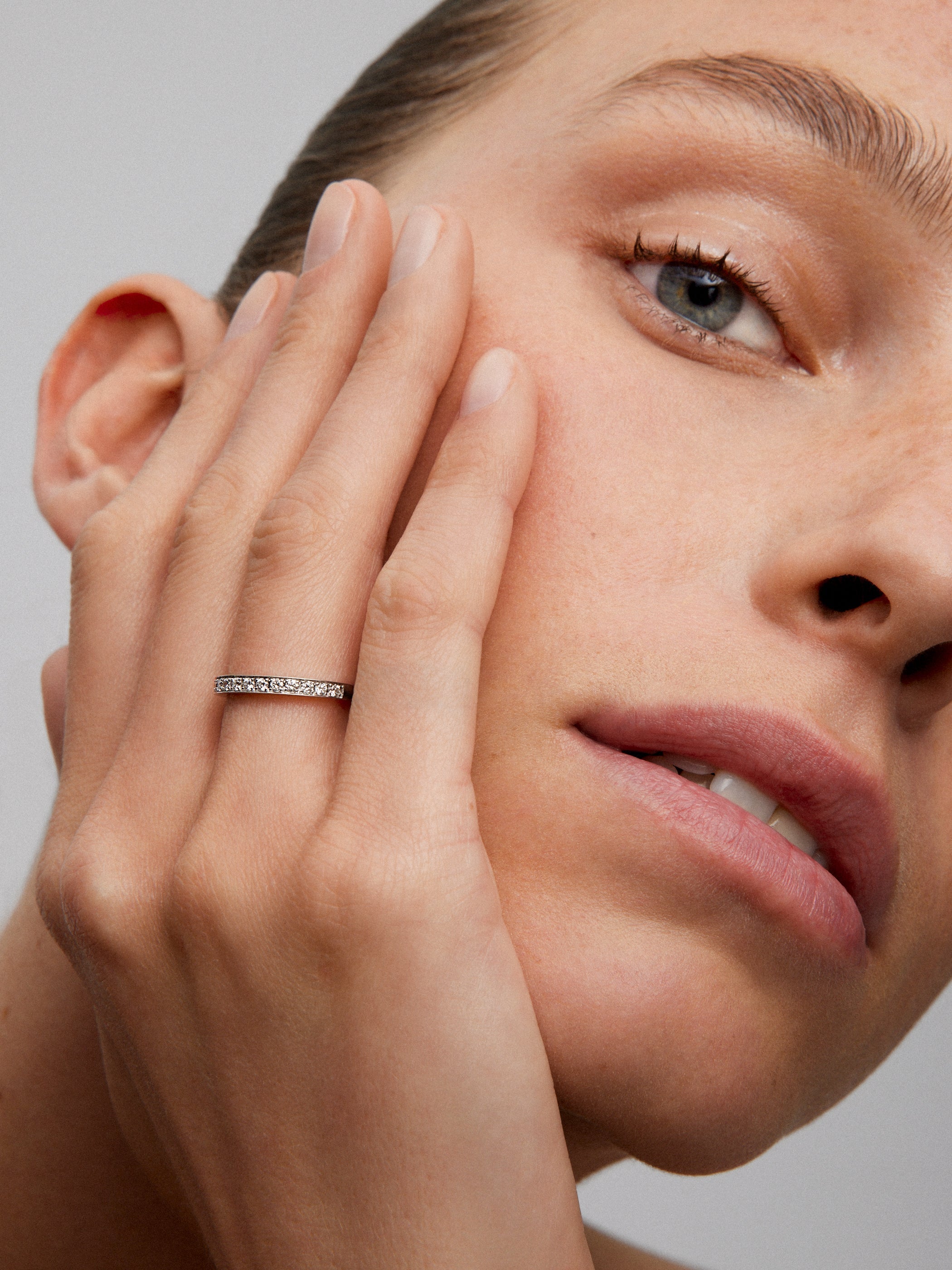 Media alianza de oro blanco de 18k con pavé de diamantes en talla brillante con un total de 0,28 cts