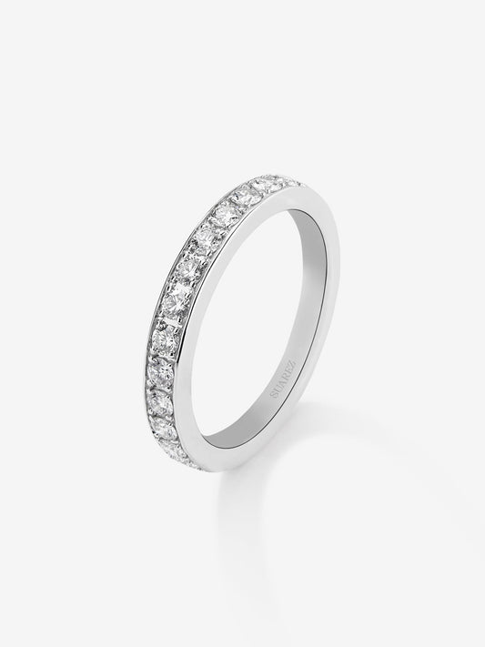 Alianza media de oro blanco de 18K con diamantes en talla brillante con un total de 0,36 cts
