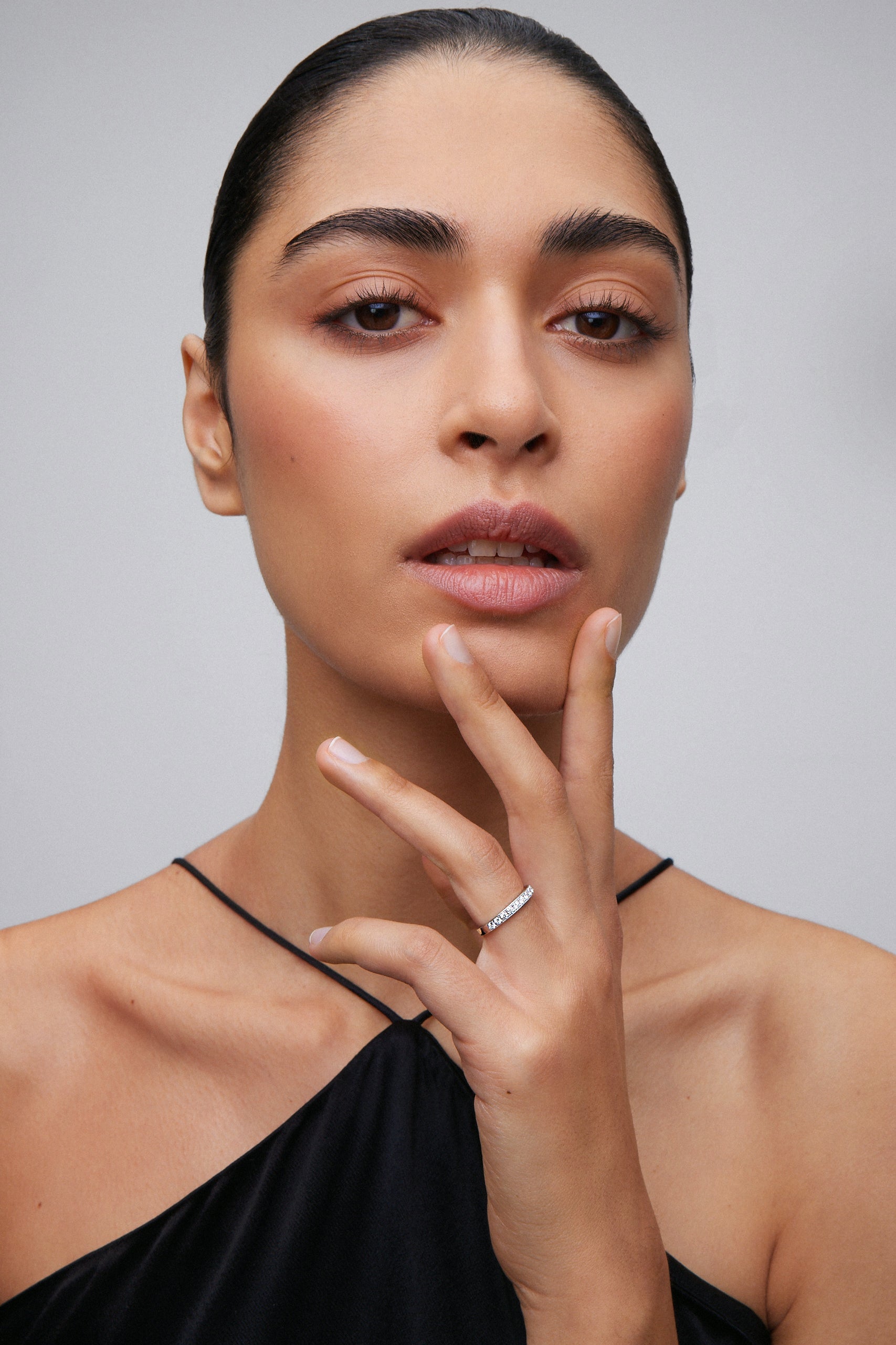 Alianza media de oro blanco de 18K con diamantes en talla brillante con un total de 0,36 cts