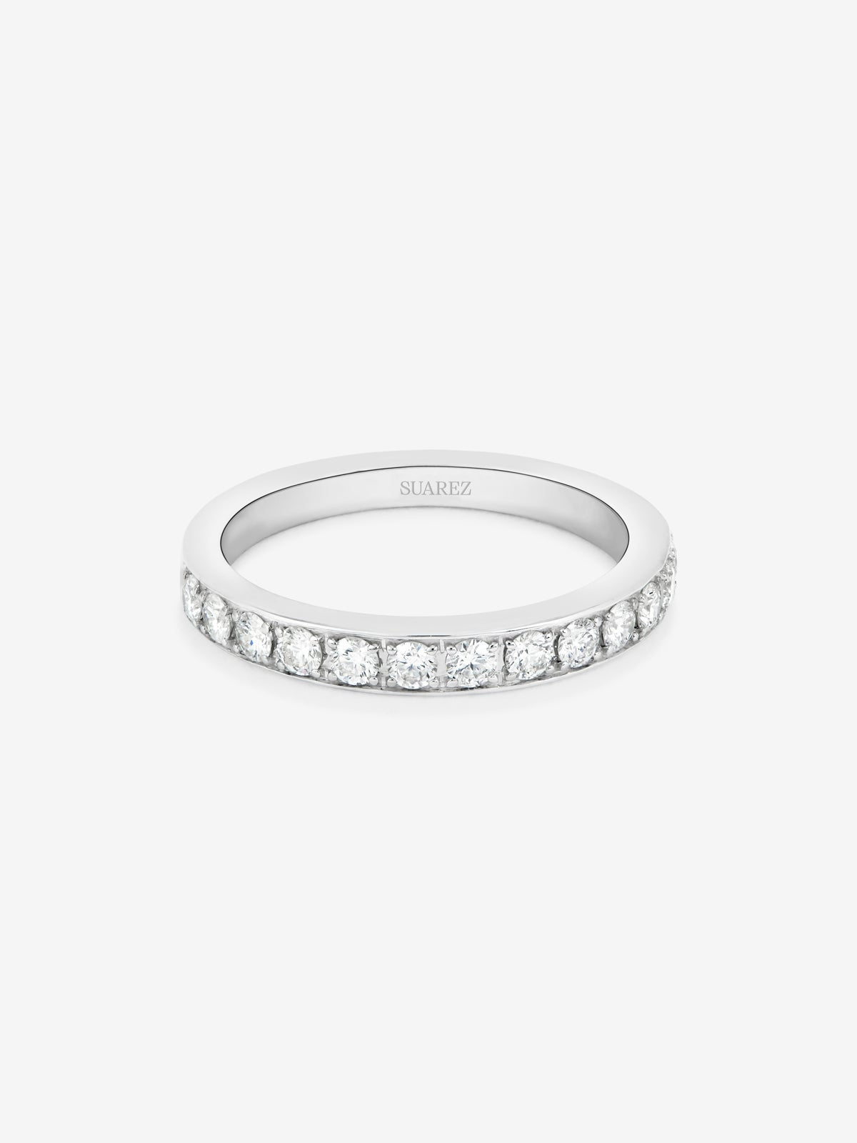 Alianza media de oro blanco de 18K con diamantes en talla brillante con un total de 0,36 cts