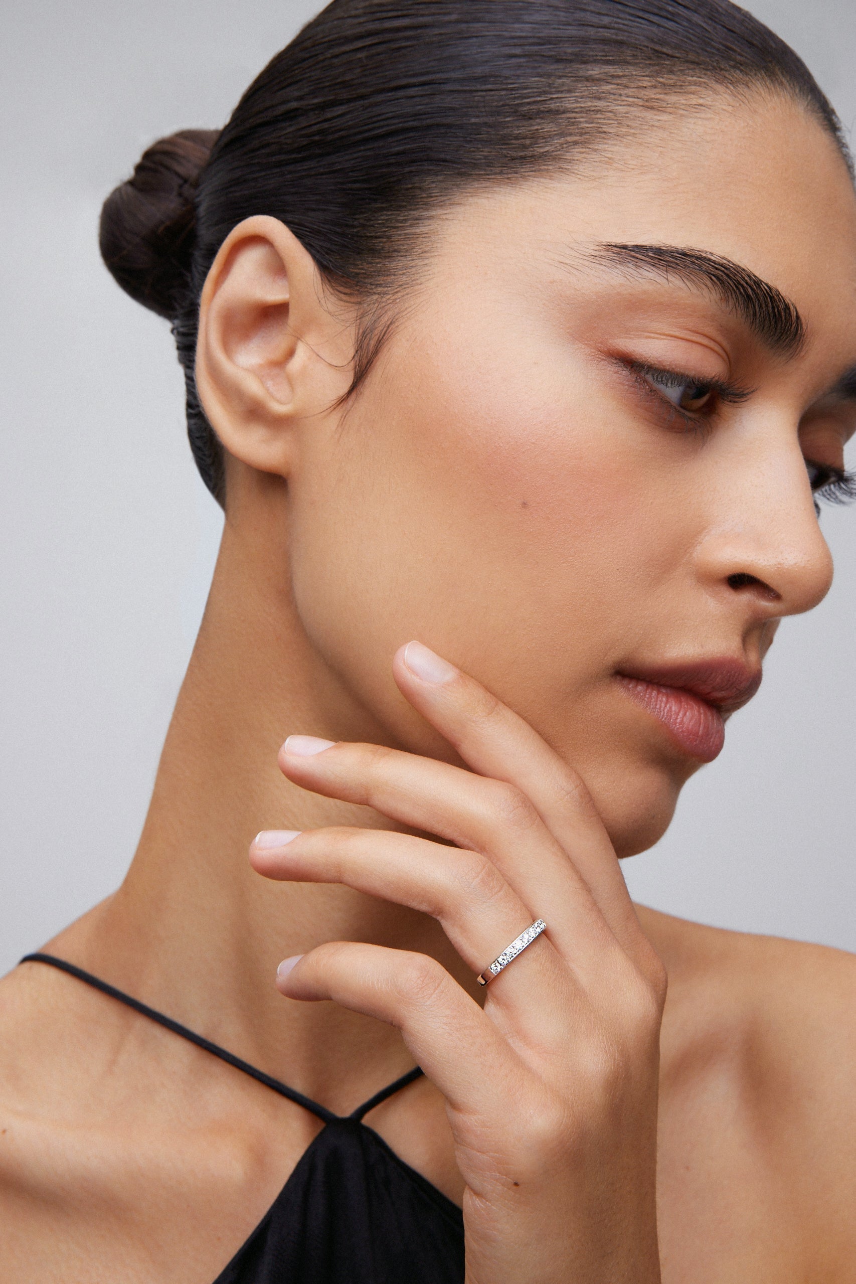 Alianza media de oro blanco de 18K con diamantes en talla brillante con un total de 0,36 cts